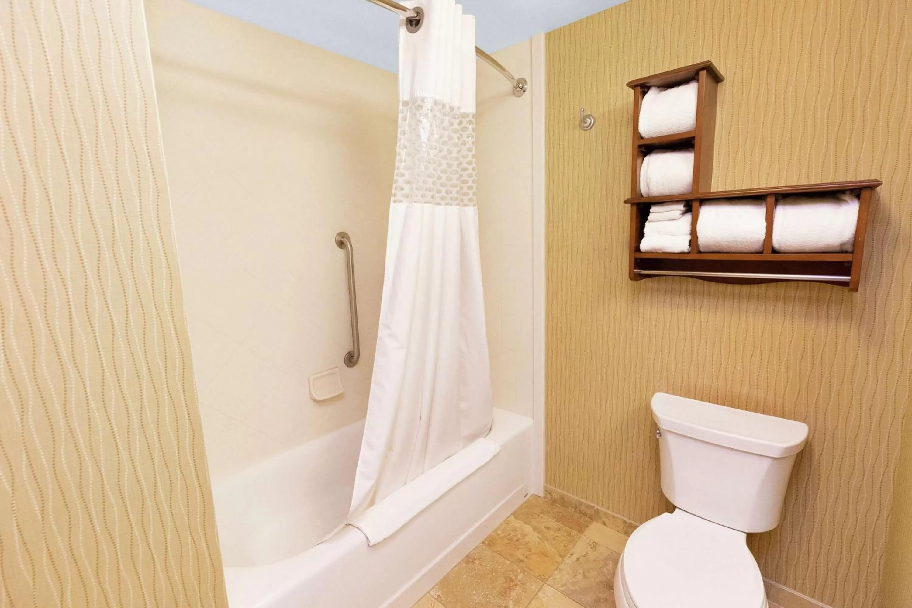 Bathroom in Hampton Inn Waynesburg