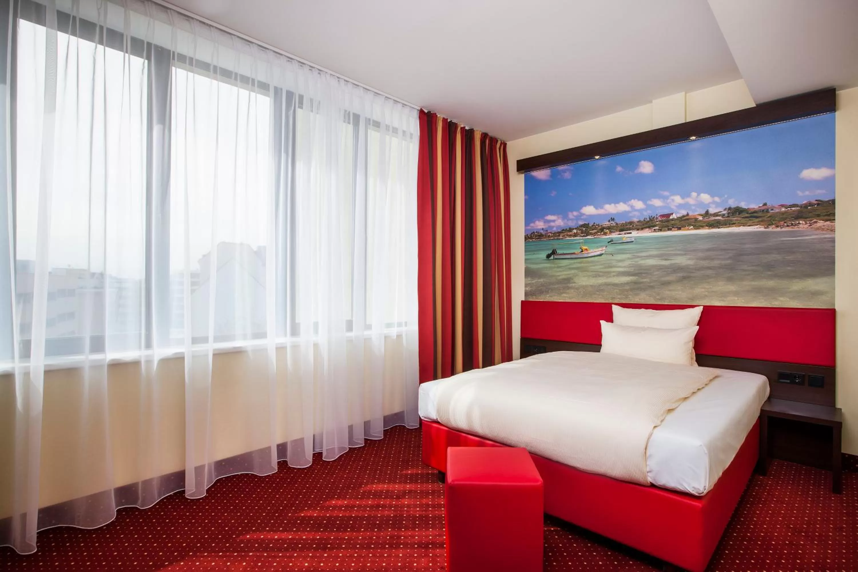Photo of the whole room, Bed in Best Western Plus Plaza Berlin Kurfürstendamm