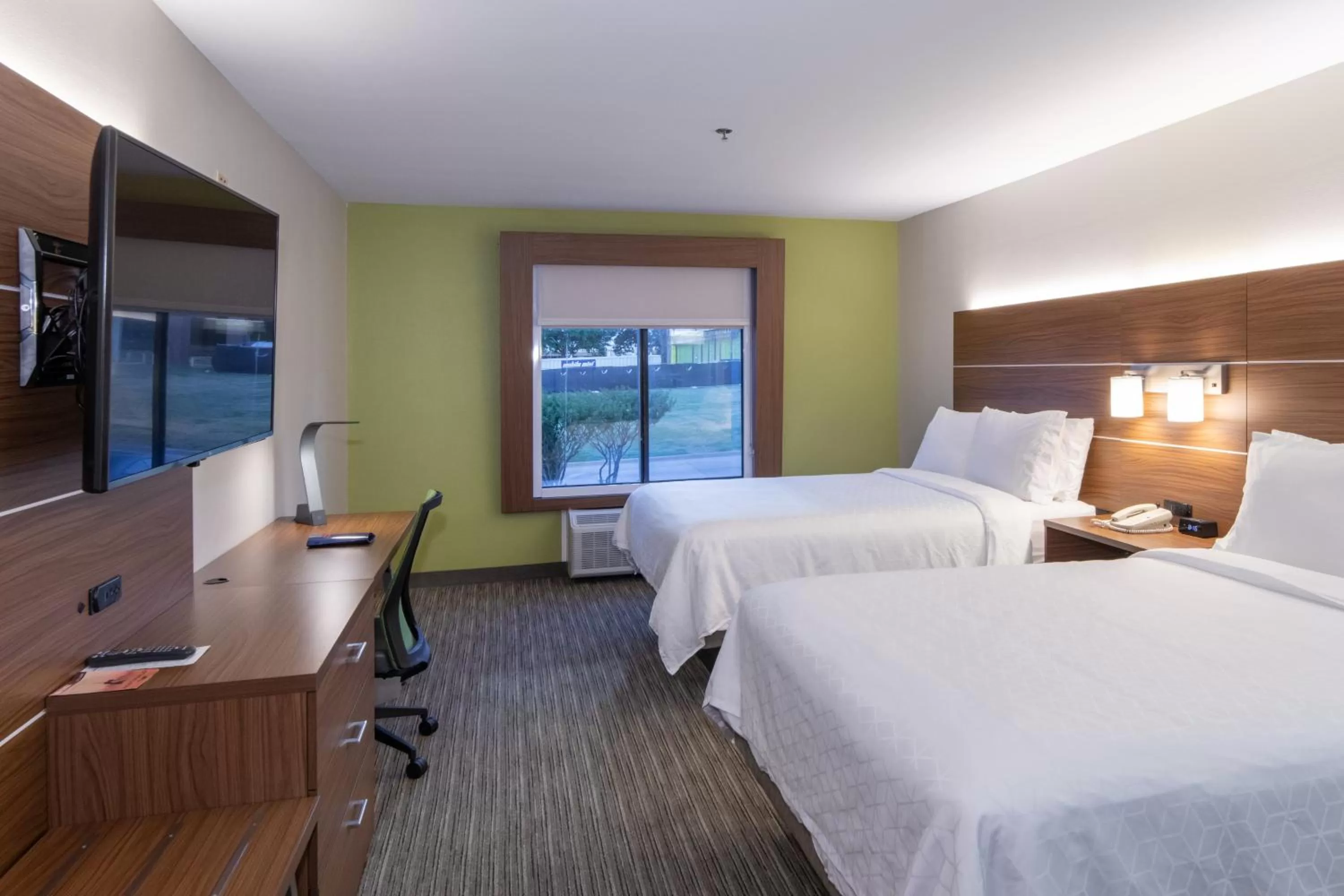 Photo of the whole room, Bed in Holiday Inn Express Arlington Interstate 20 Parks Mall by IHG