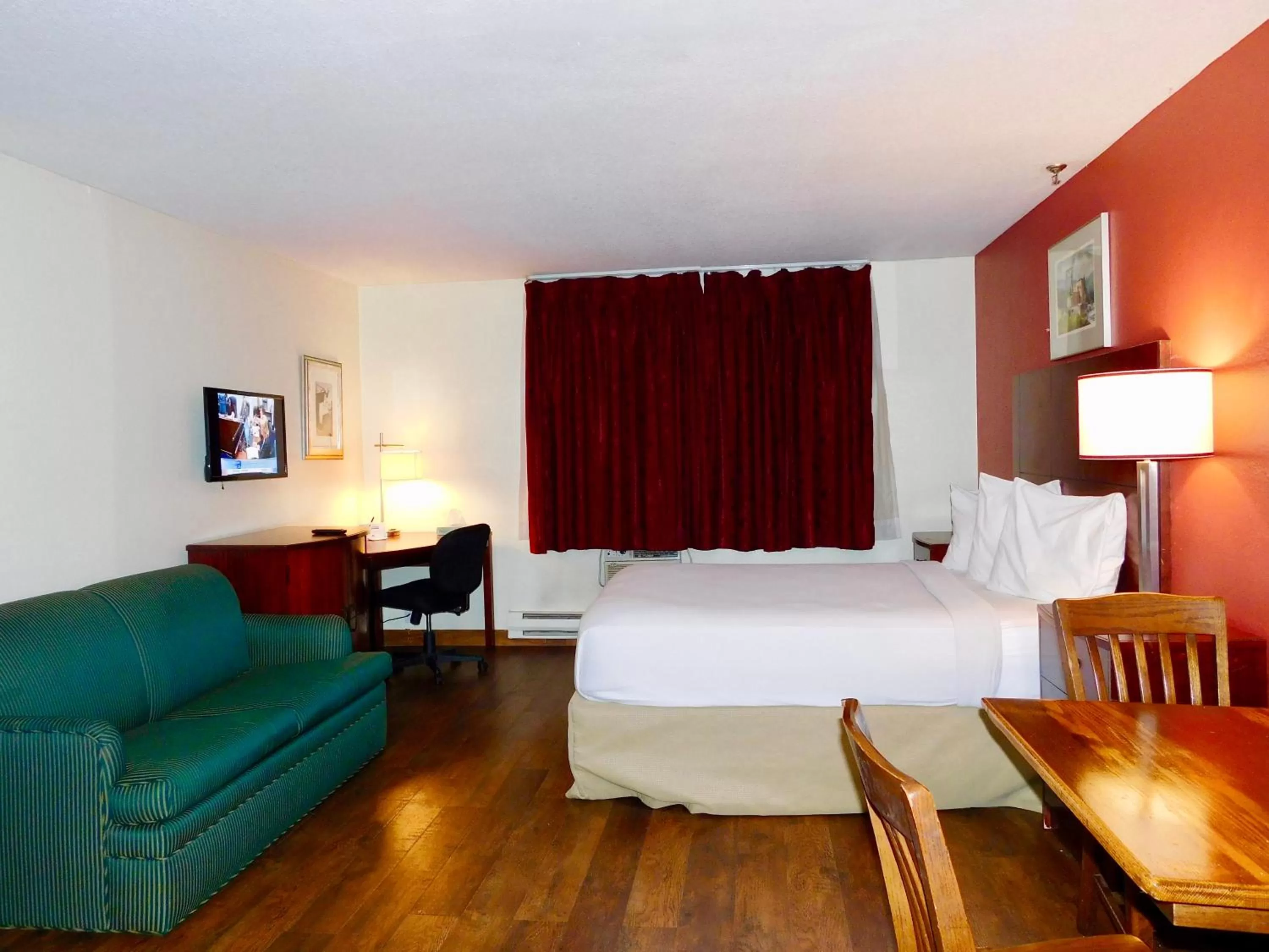 Photo of the whole room, Bed in Americas Best Value Inn & Suites Anchorage Airport