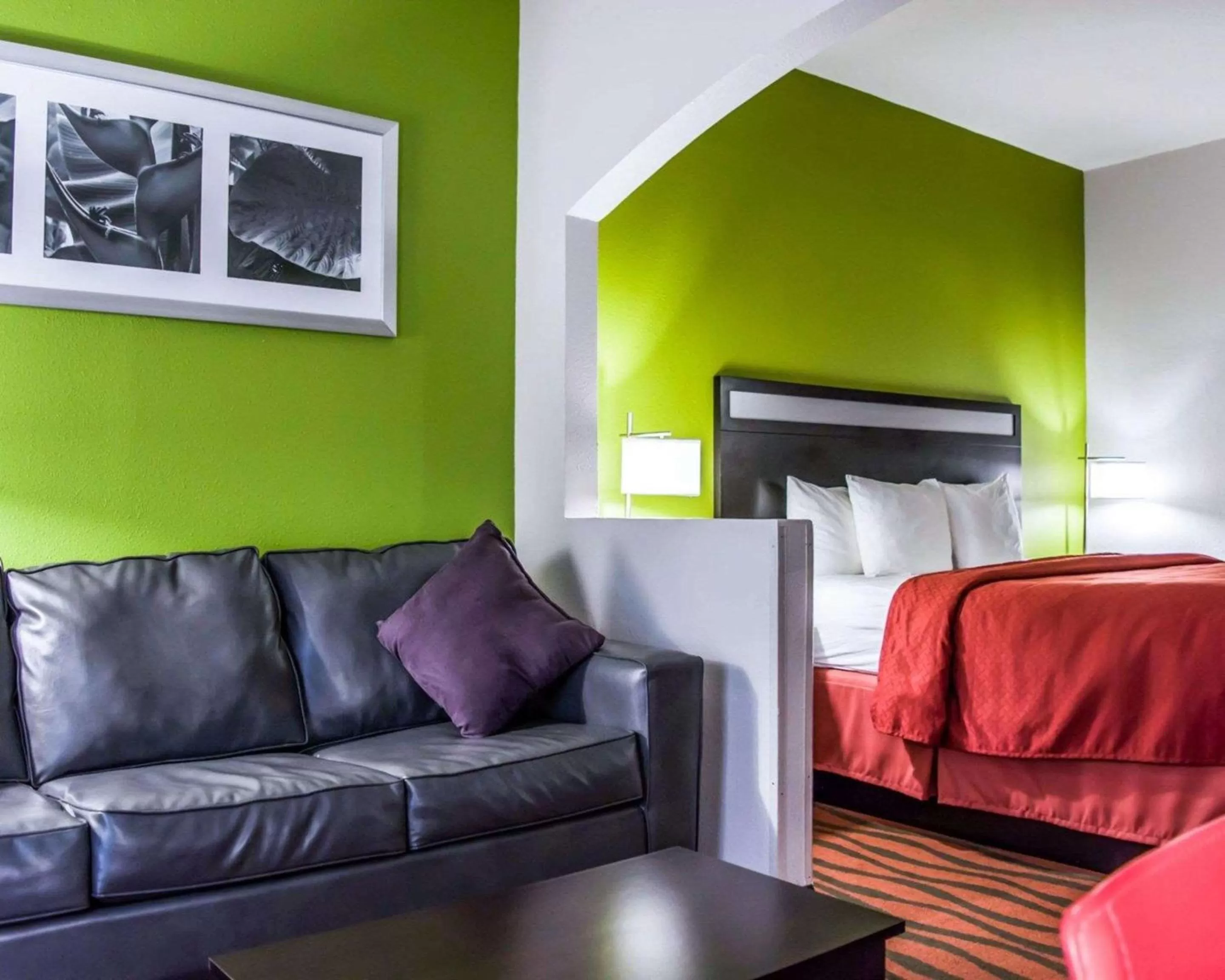 Photo of the whole room, Bed in Quality Suites Fort Myers I-75