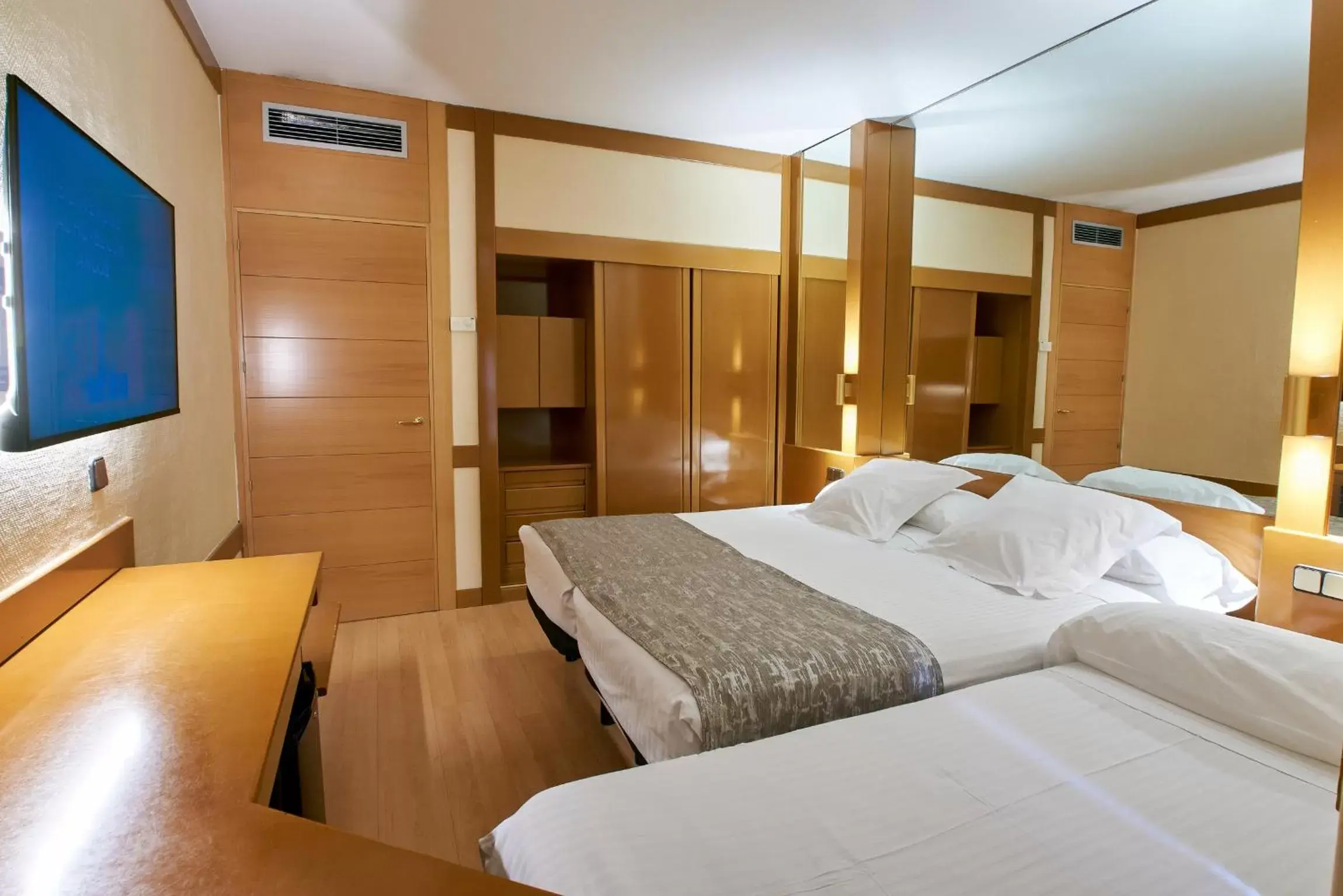 Twin Room with Extra Bed (2 Adults + 1 Child) in Los Arcos Twin Room with Extra Bed (2 Adults + 1 Child) in Los Arcos