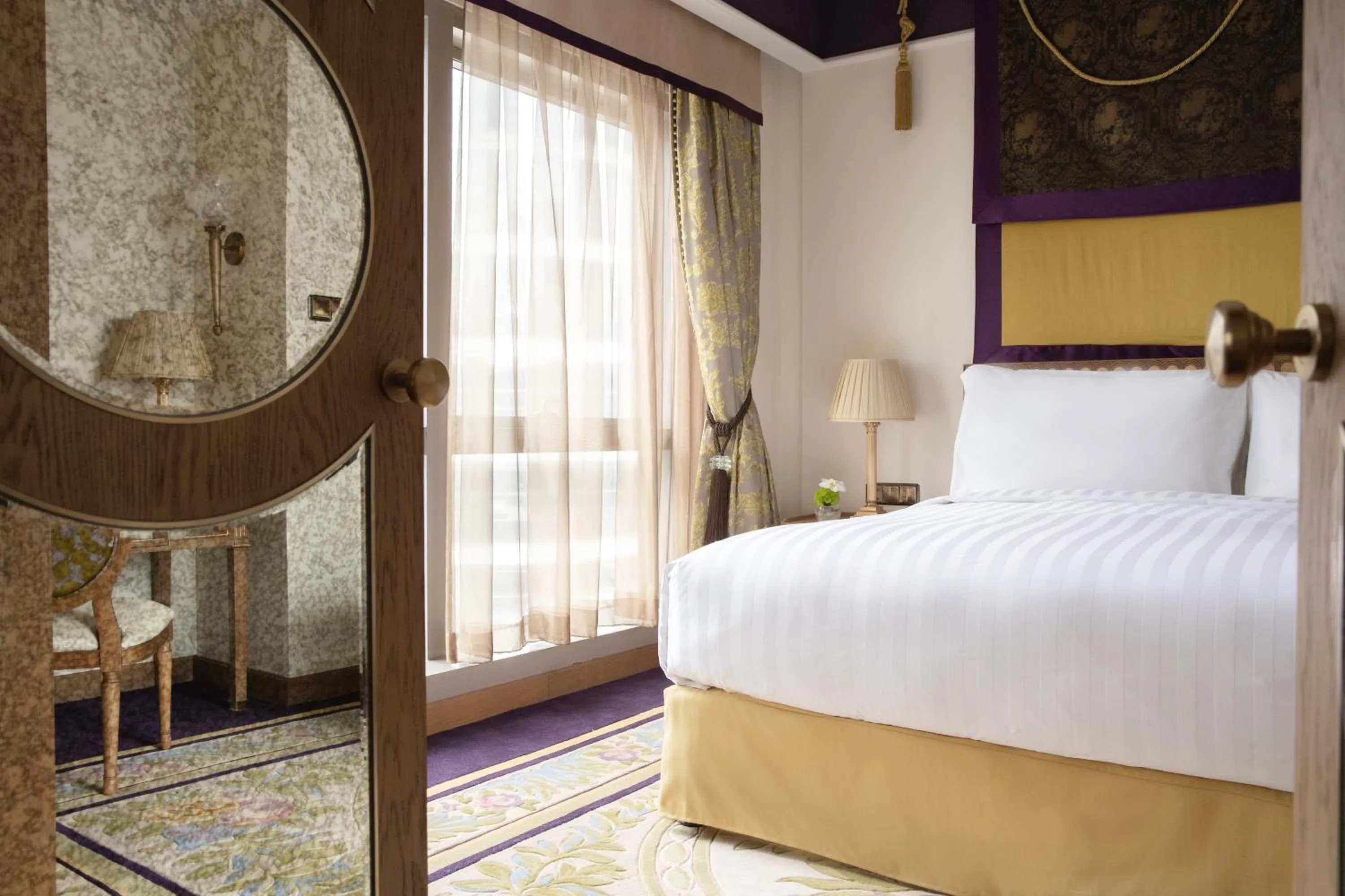 View (from property/room), Bed in Jumeirah Living Guangzhou