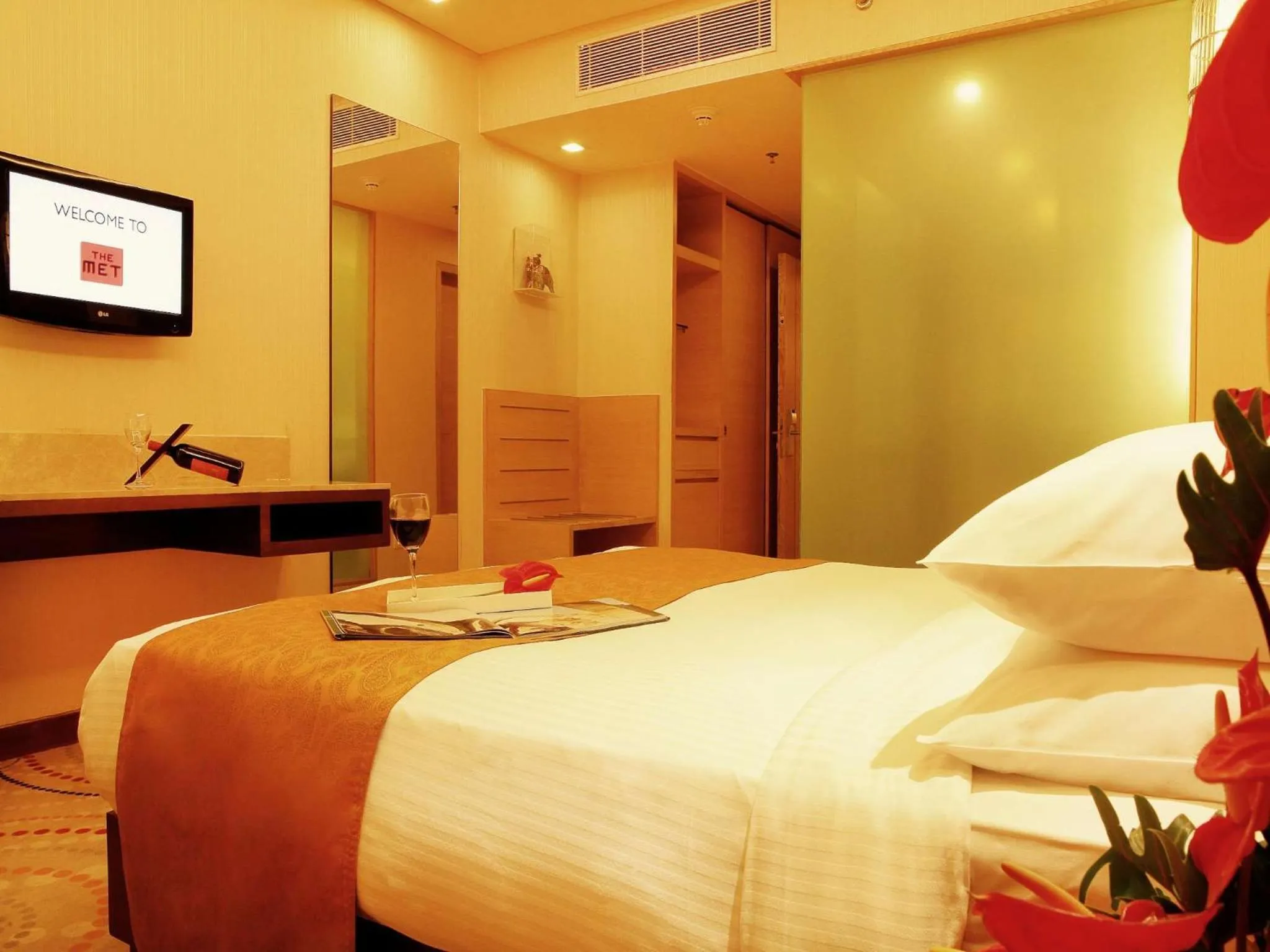 Bed in The Metropolitan Hotel & Spa New Delhi