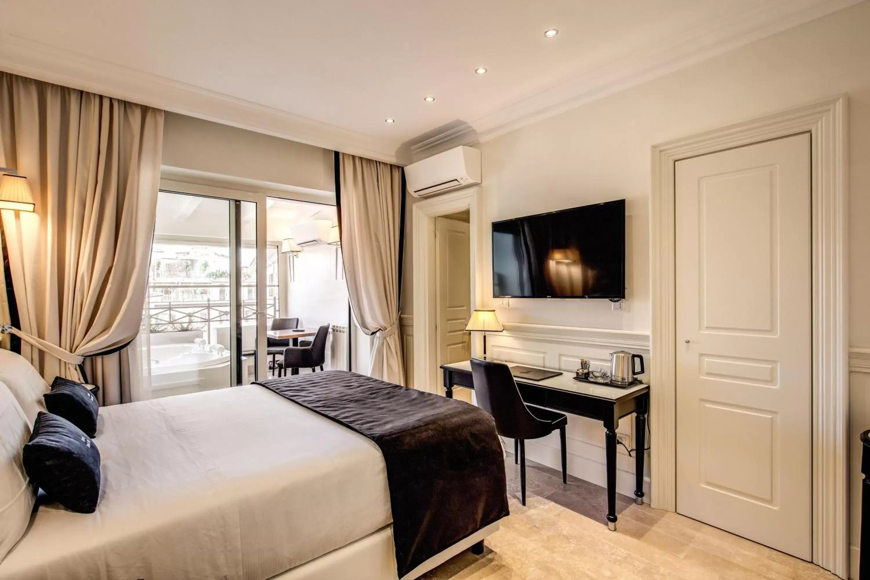 Suite with Spa Bath in Hotel Domus Mea Suite with Spa Bath in Hotel Domus Mea