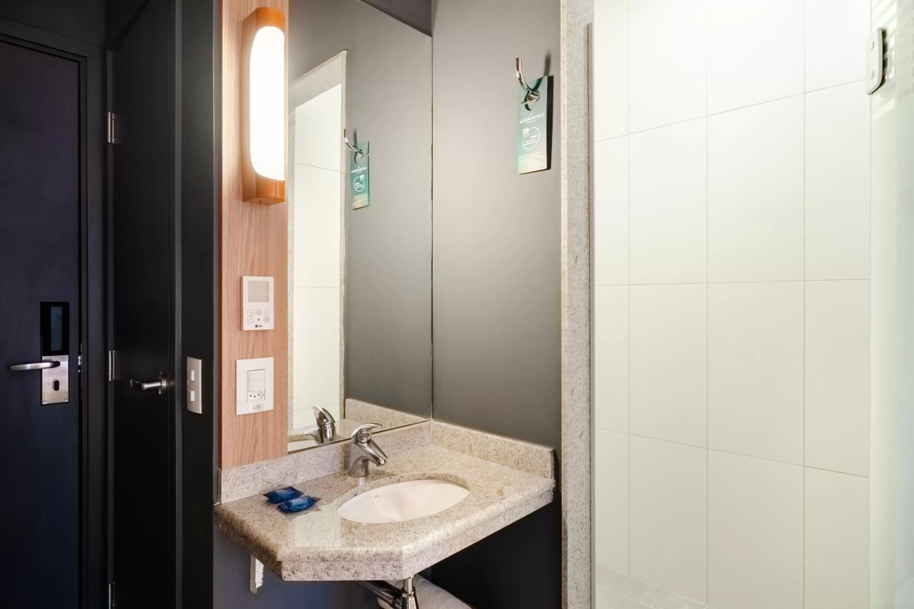 Shower in ibis budget Sao Caetano