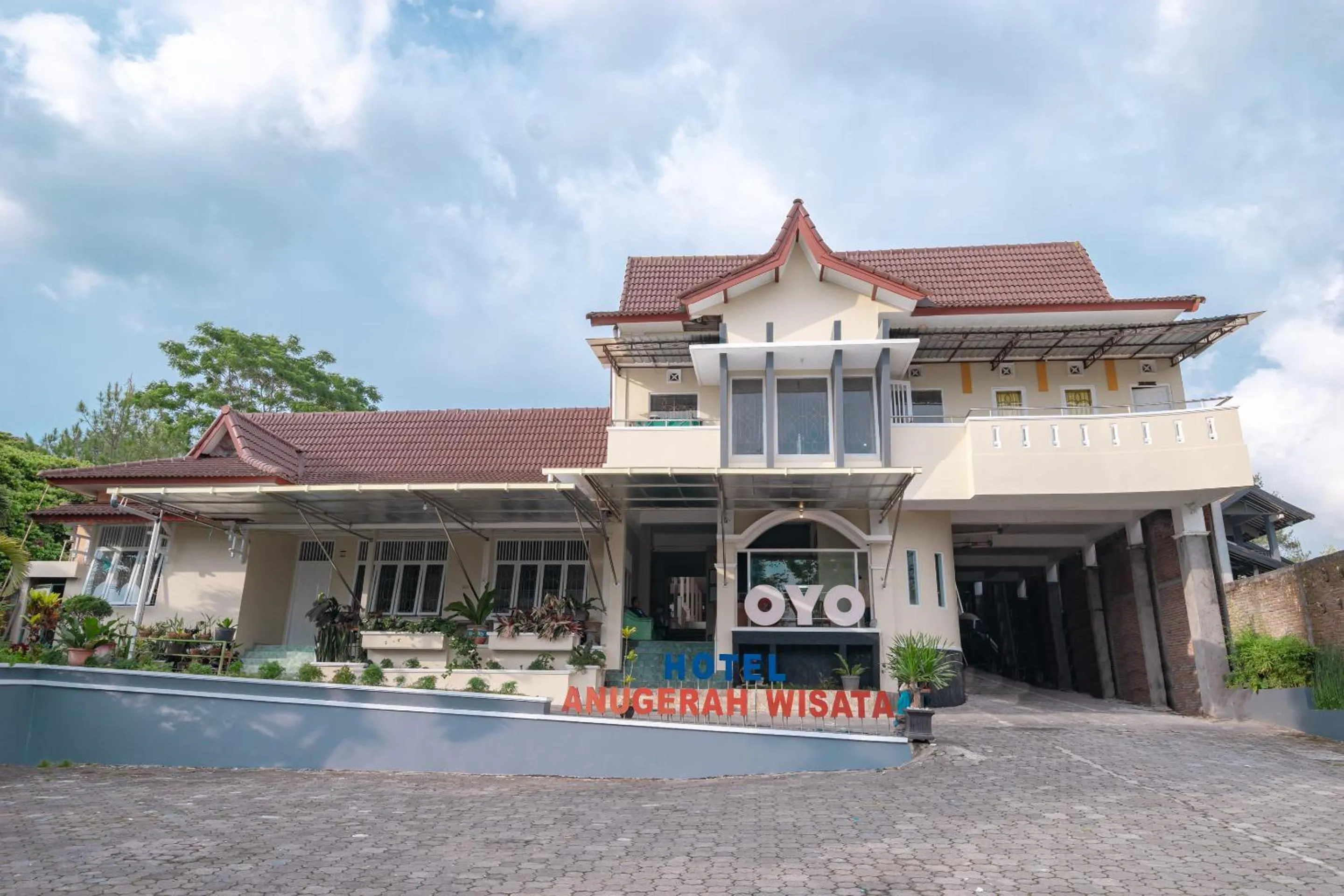 Facade/entrance, Property Building in OYO 1962 Anugerah Wisata Hotel