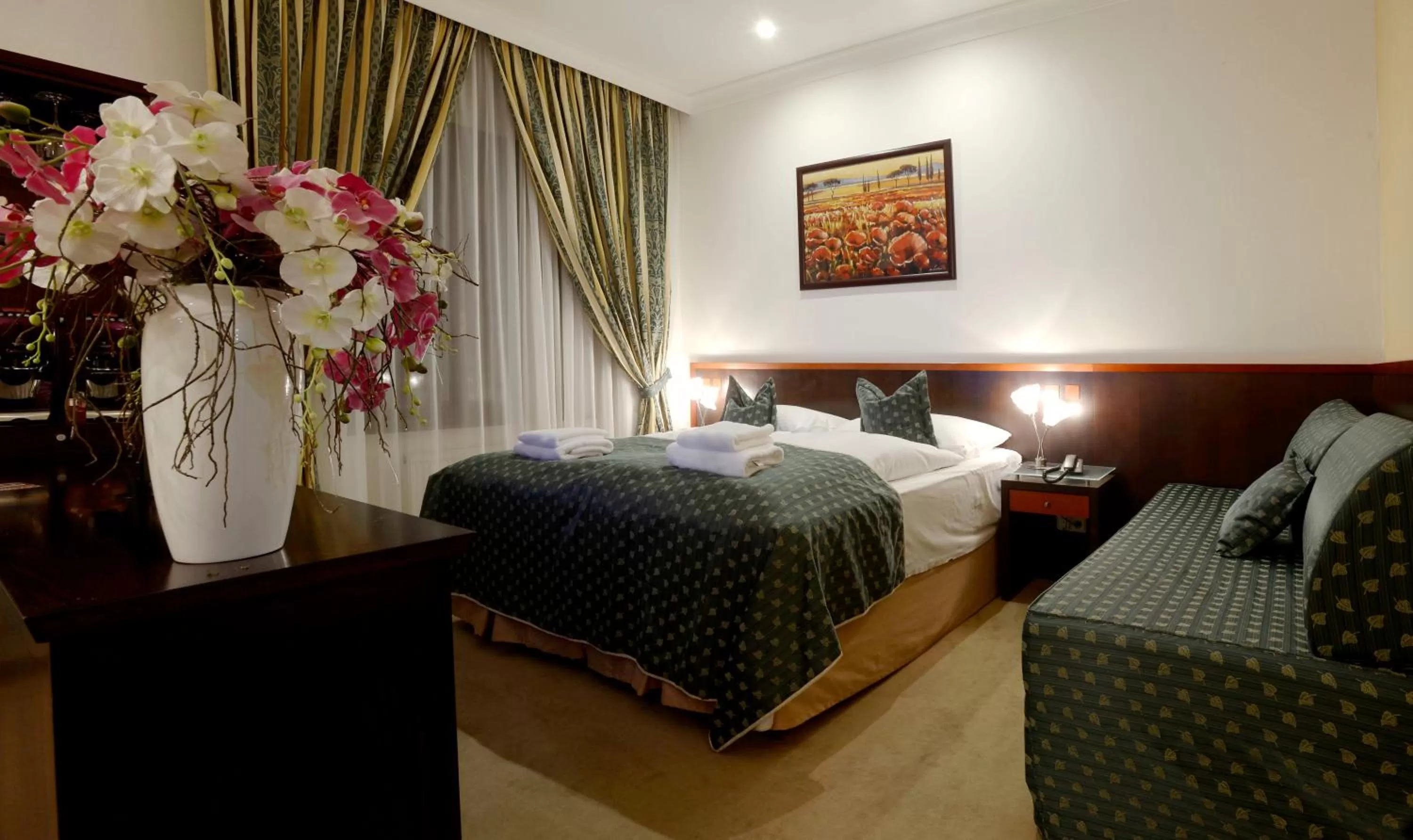 Bedroom, Bed in Hotel Grand