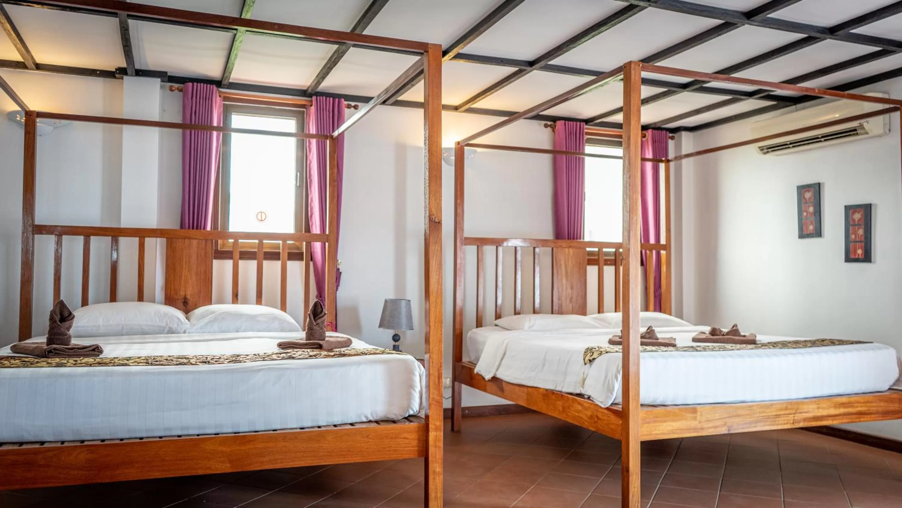 Bed in DEN HOTEL TOTONOU SIEM REAP