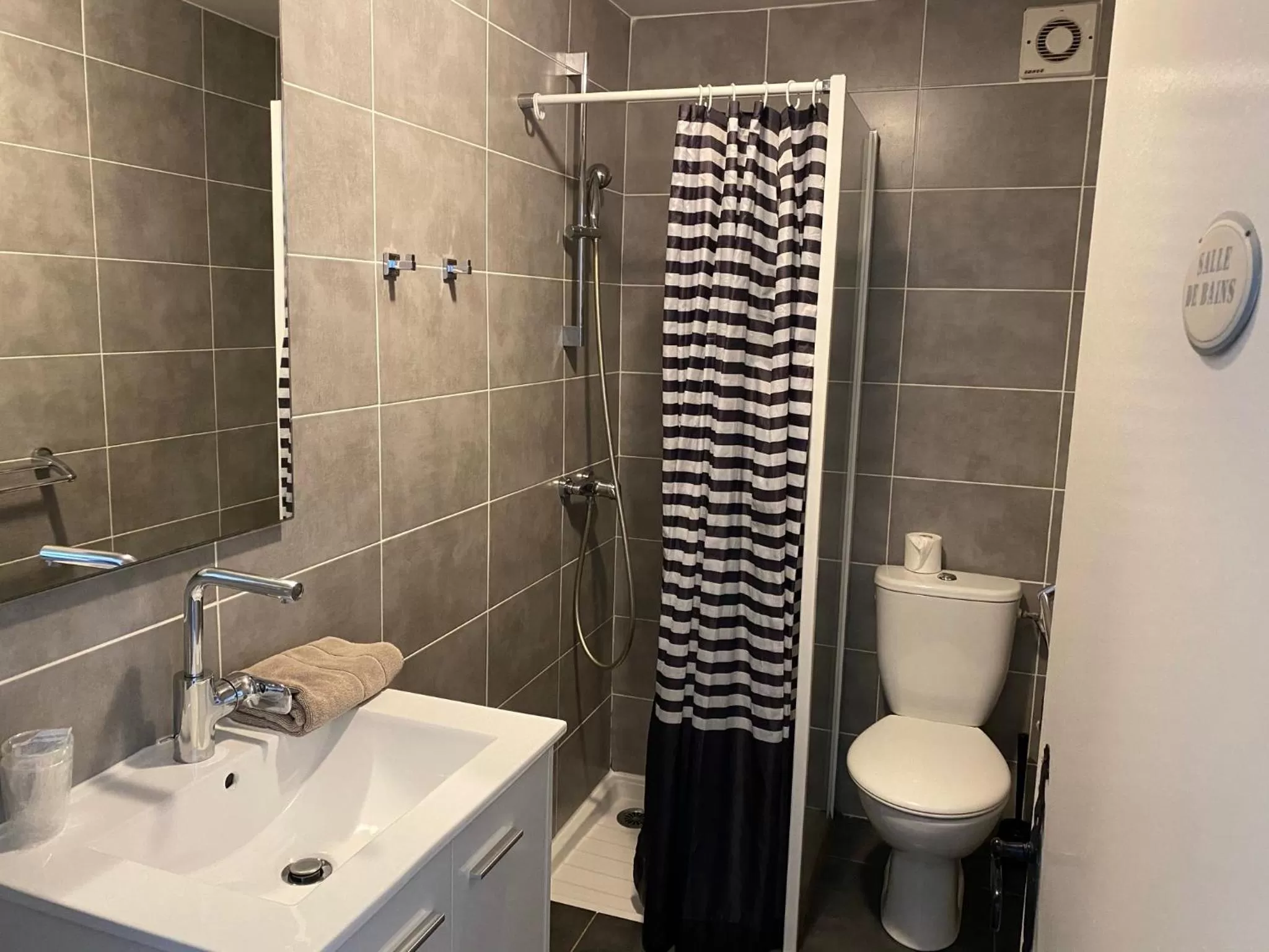 Property building, Bathroom in Hôtel Restaurant Le Provençal