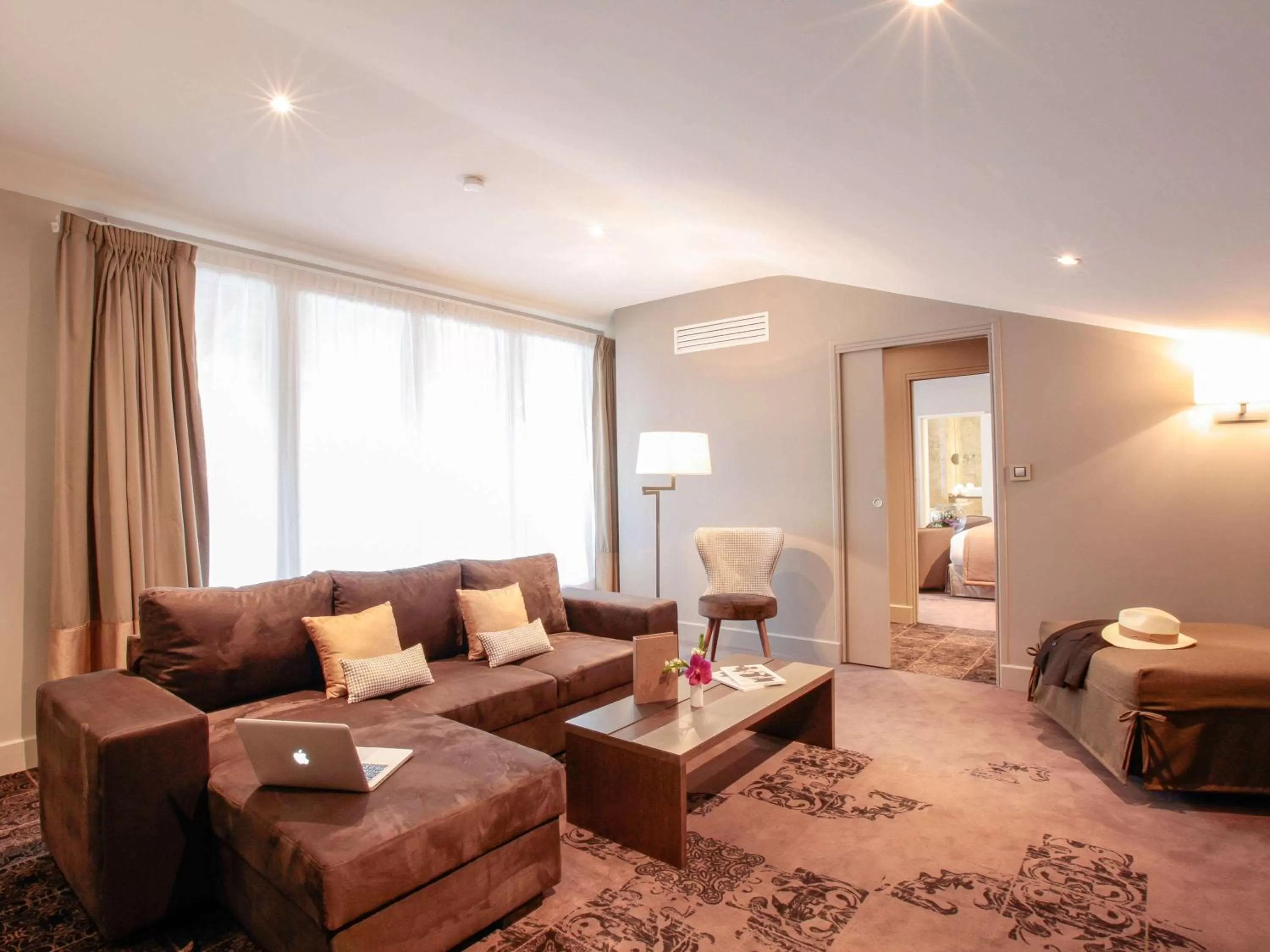 Photo of the whole room in La Cour des Consuls Hotel & Spa Toulouse - MGallery Collection