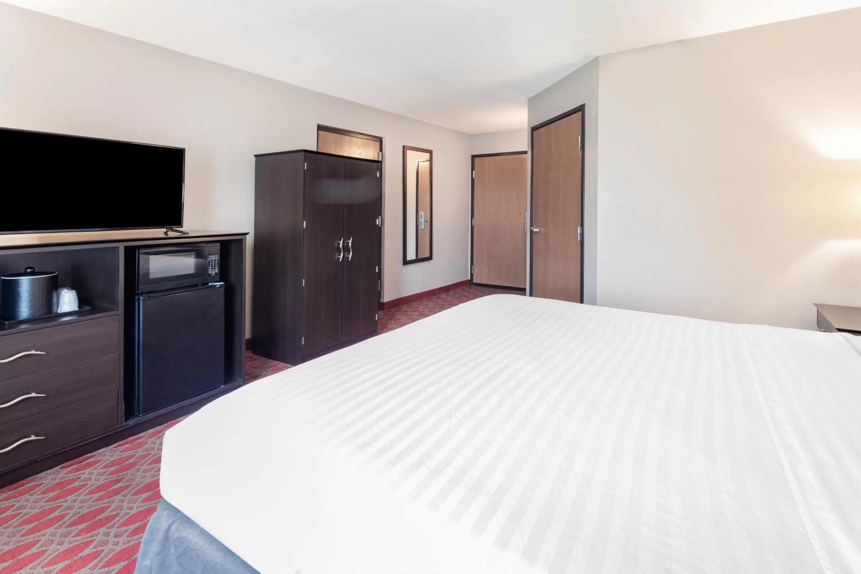 TV/Entertainment Center in Baymont by Wyndham Brooklyn Center