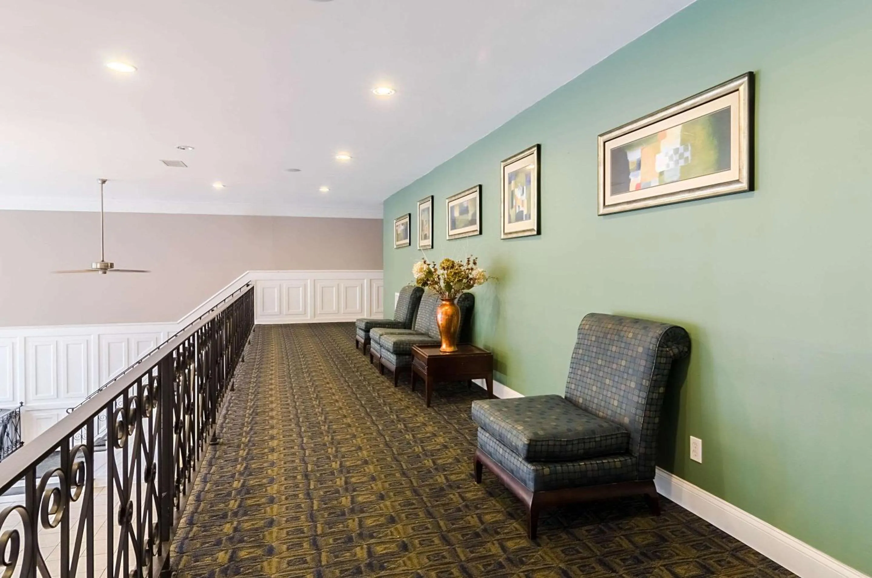 Lobby or reception in Suburban Studios Williamsburg Central