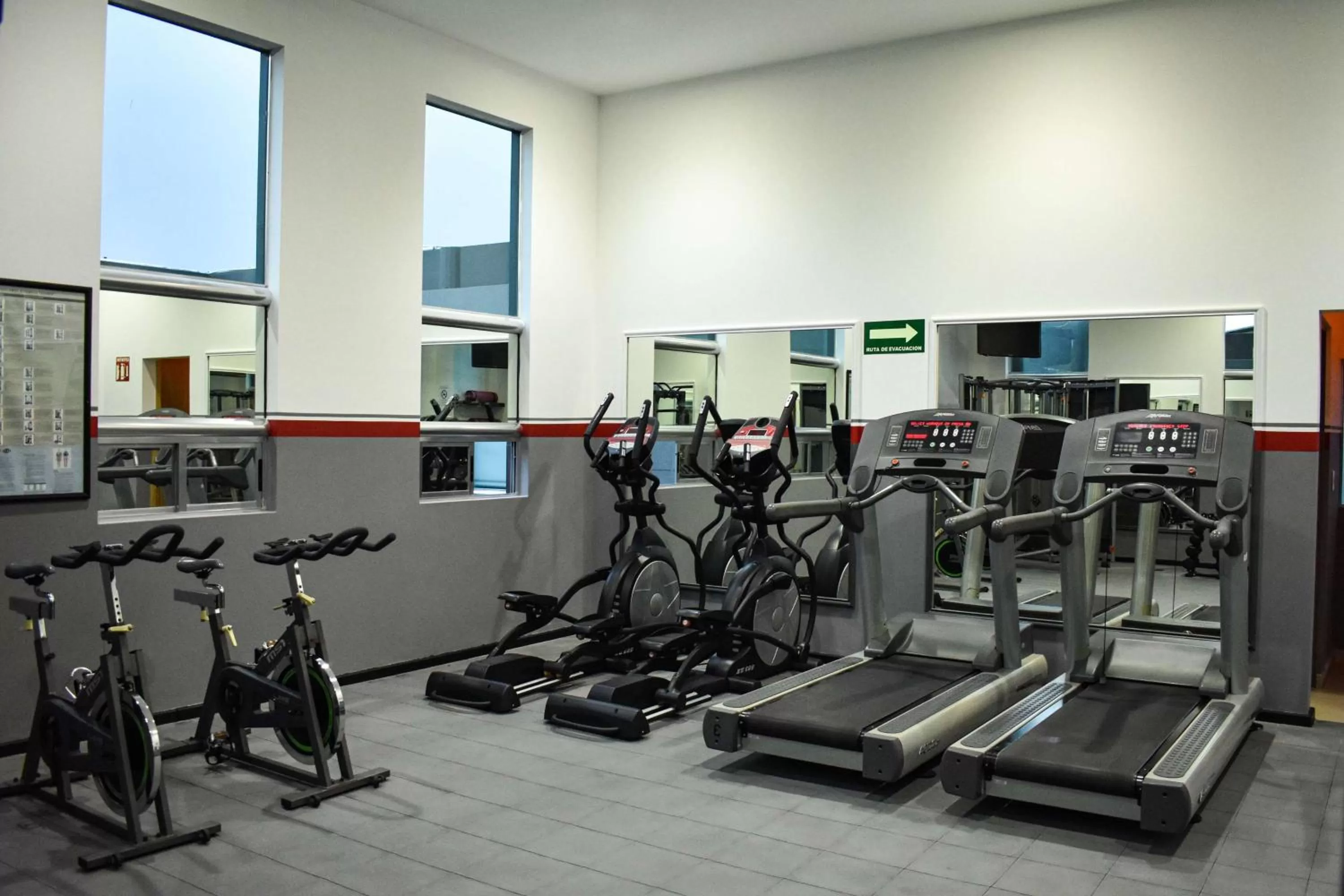 Fitness centre/facilities in Ramada by Wyndham Mexico City Santa Fe