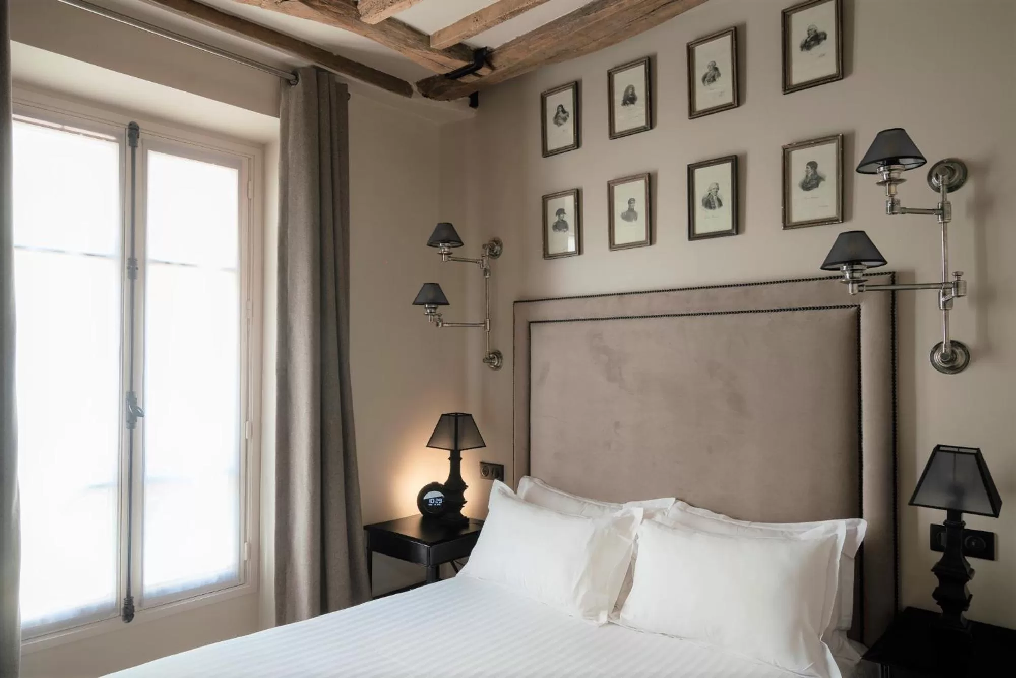 Bed in Hotel Saint-Louis en L'Isle - Notre-Dame