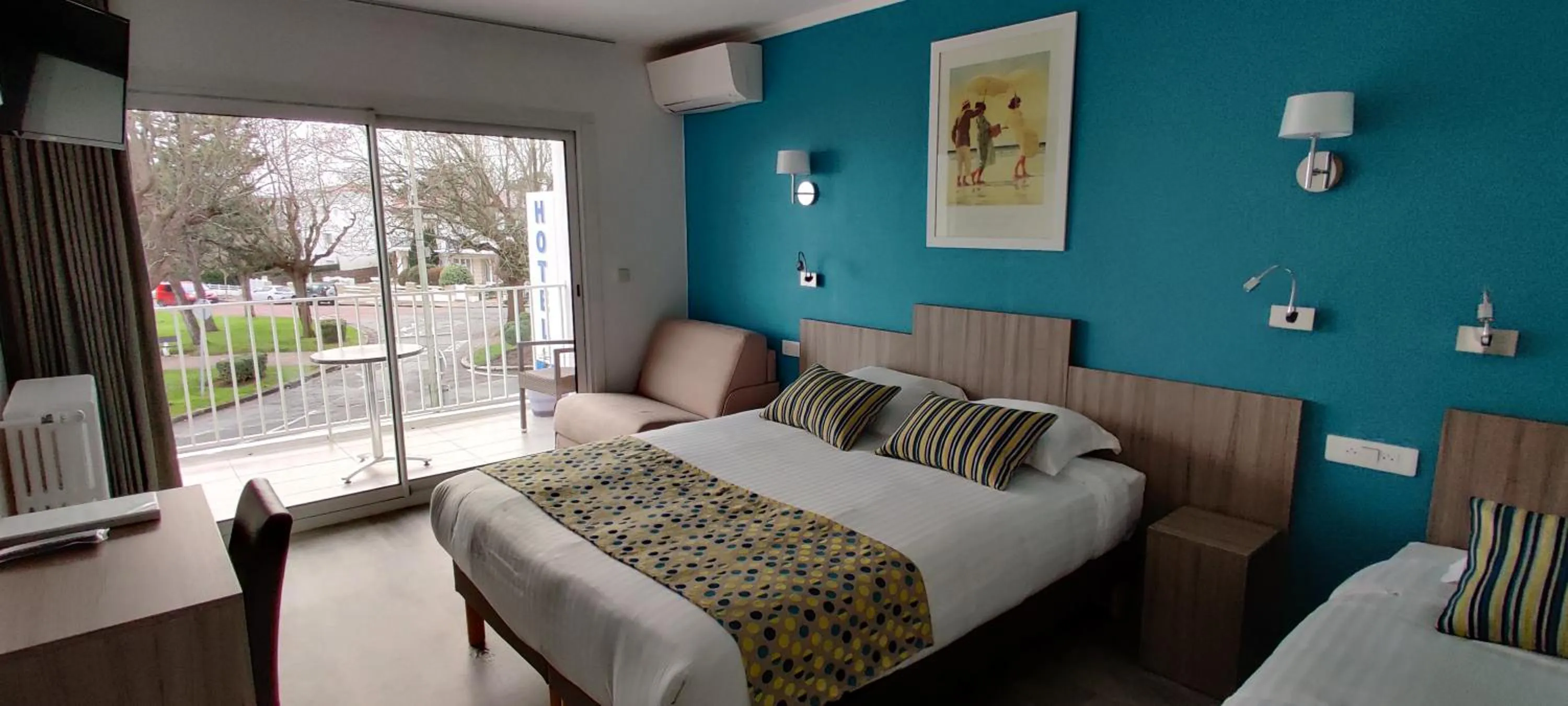 Property building, Bed in Logis Hôtel Les Bleuets