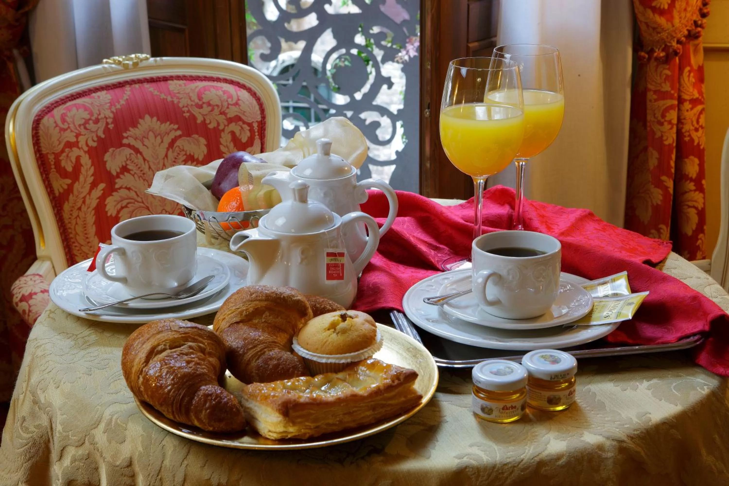 Restaurant/places to eat in Hotel Becher