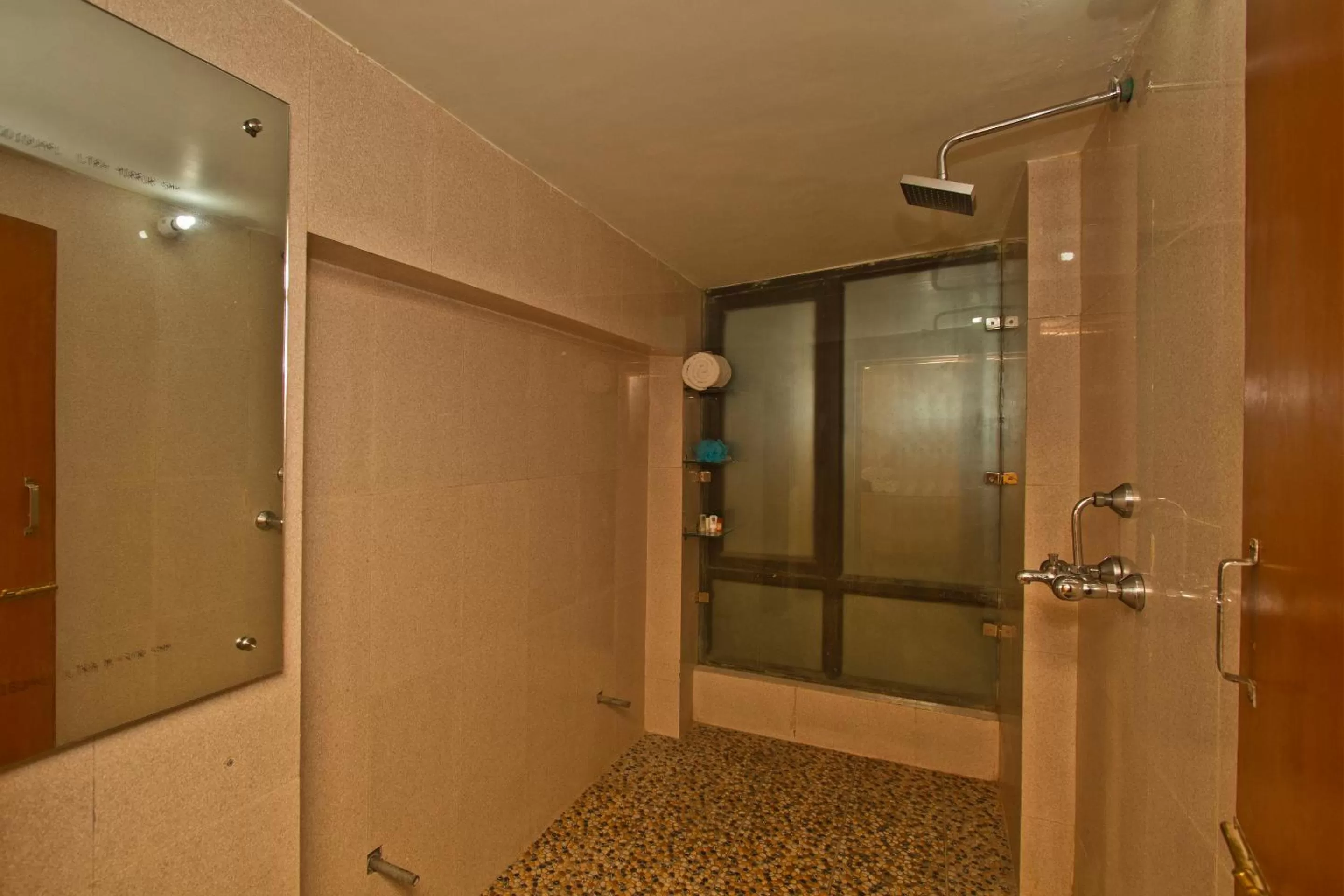 Steam room in Hotel Broadways Inn
