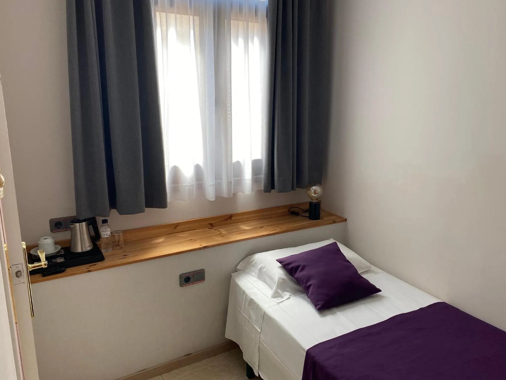 Photo of the whole room, Bed in Hotel Cantón