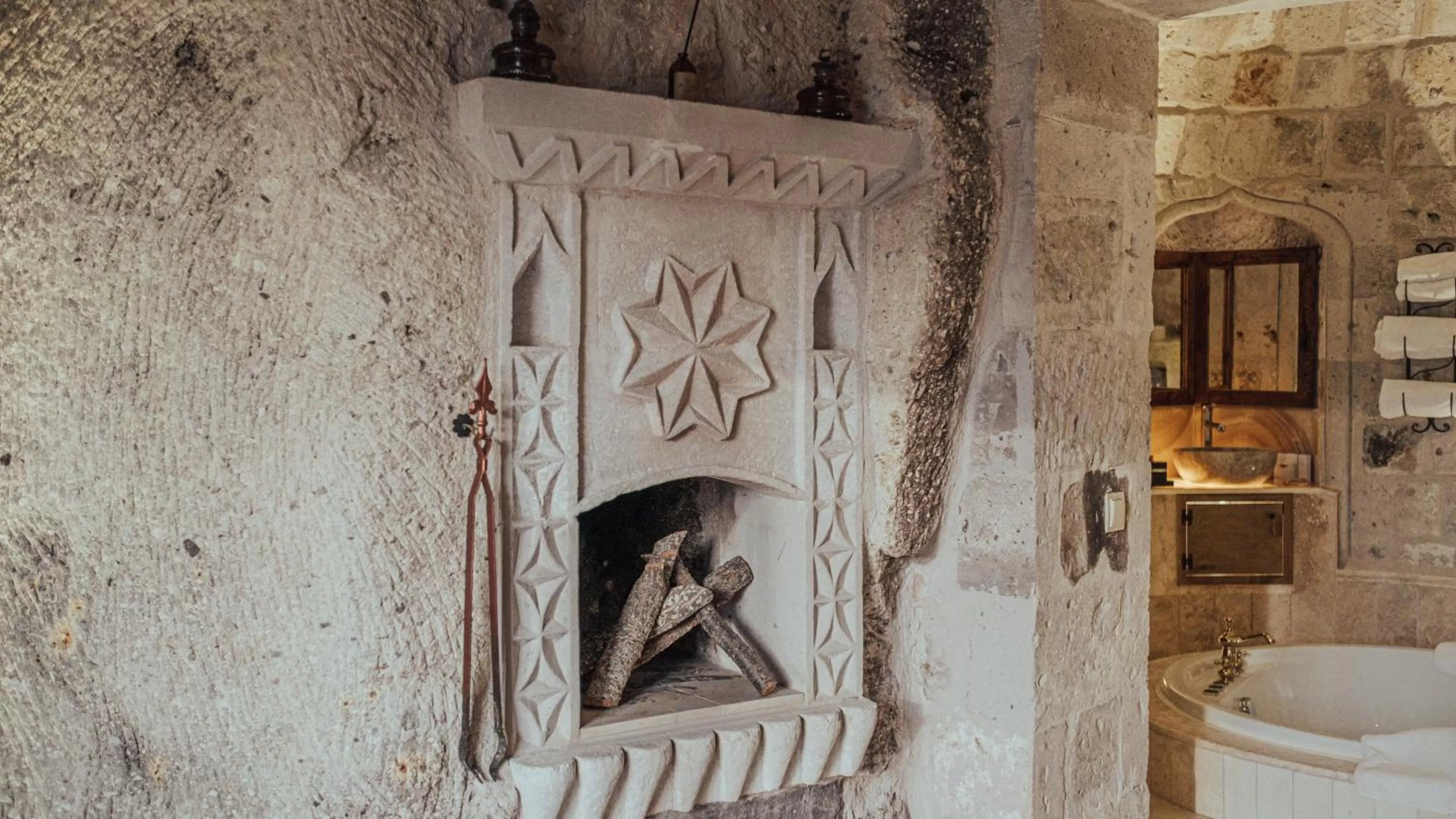 Hot Tub in Şah Saray Cave Suites Halal Hotel