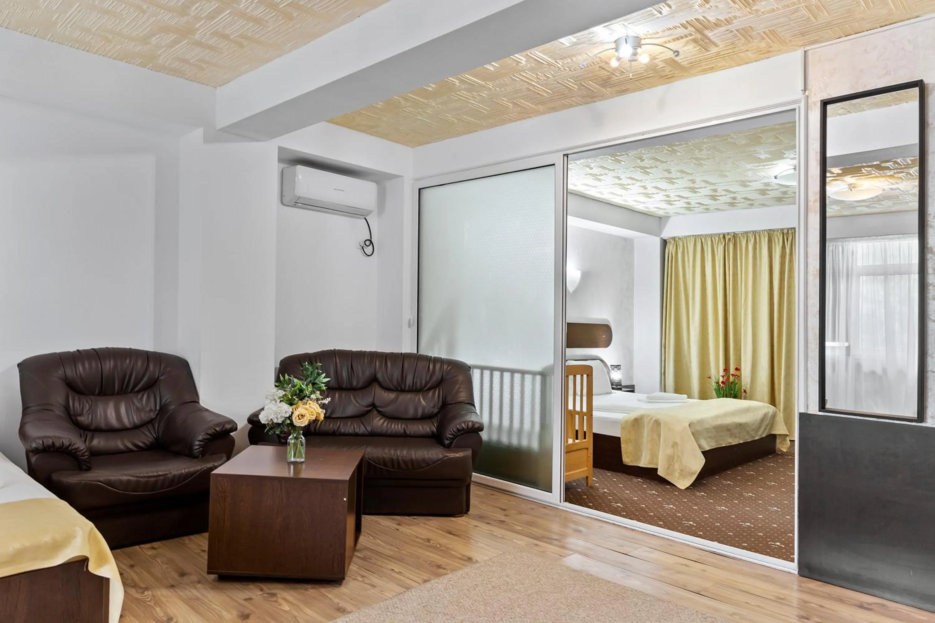 Seating area, Bed in Hotel Charter Otopeni