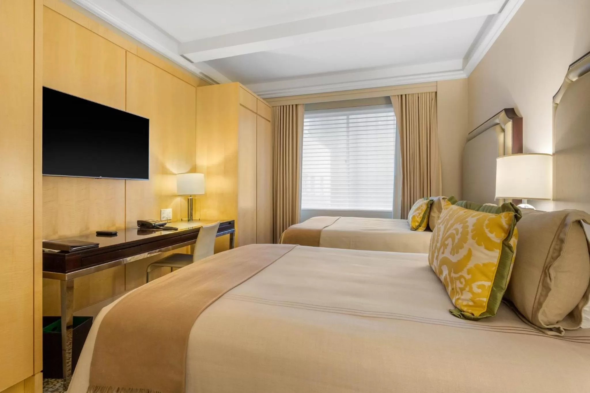 Photo of the whole room, Bed in Omni Berkshire Place