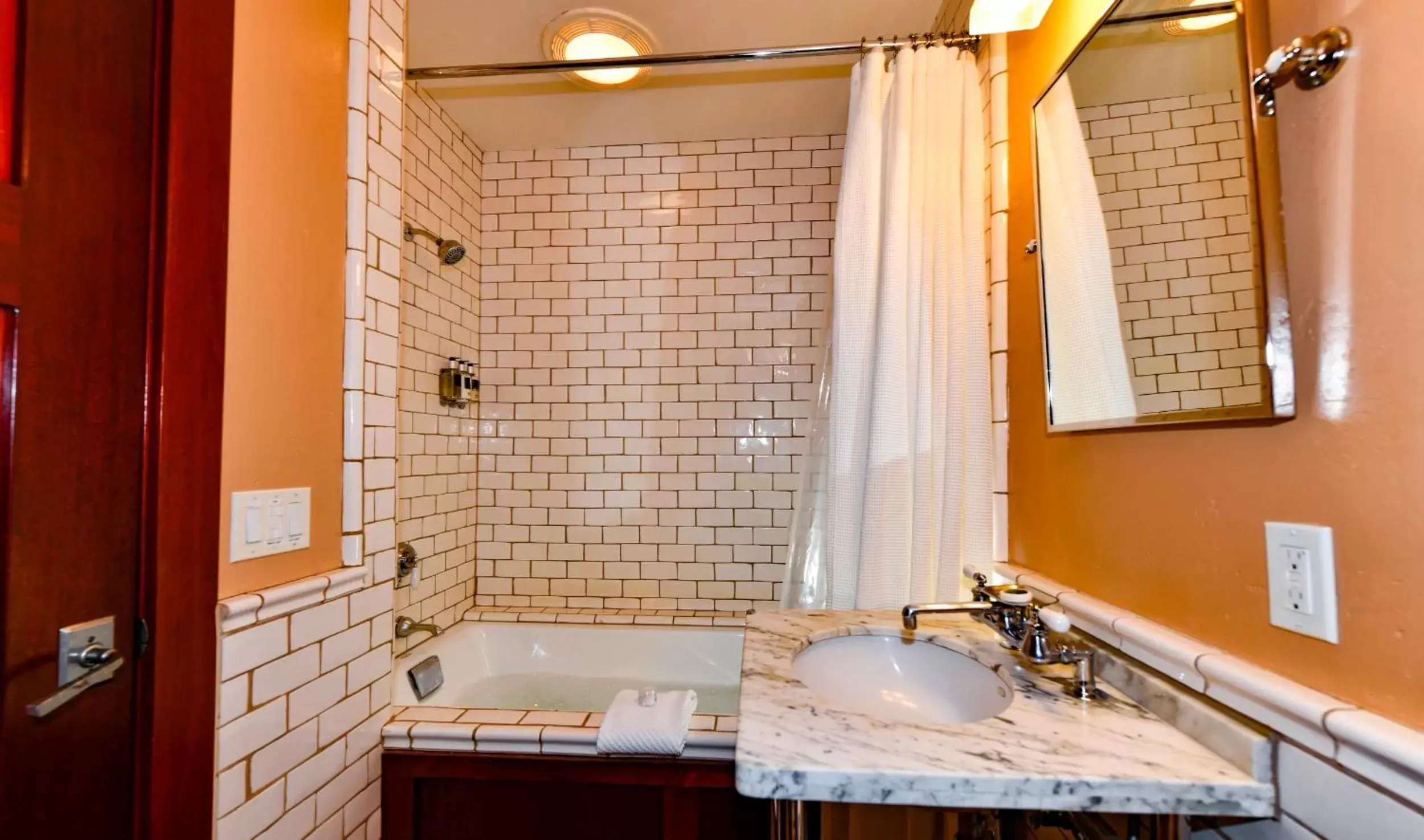 Deluxe King Room in Blackbird Inn Deluxe King Room in Blackbird Inn