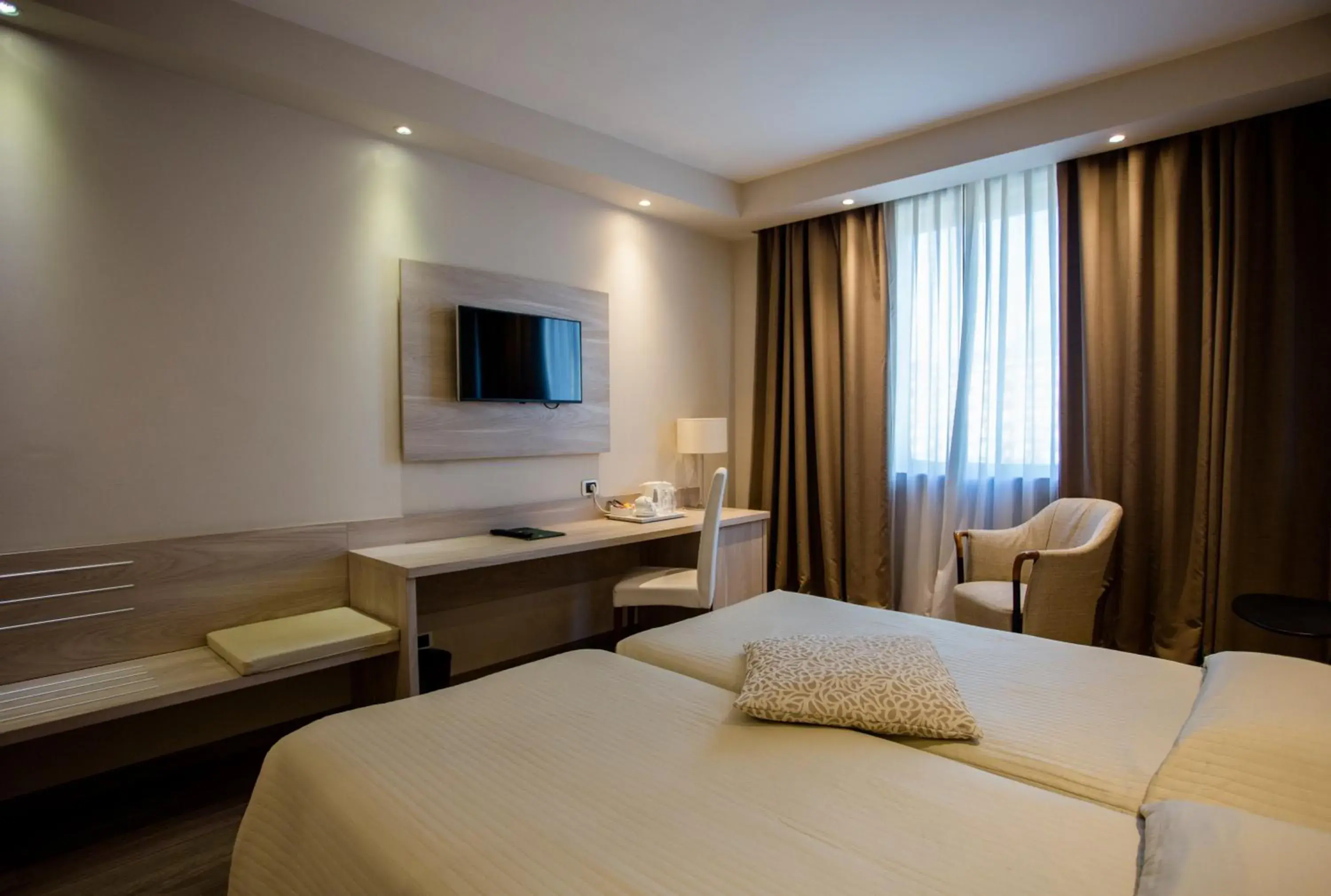 Twin Room in Hostellerie Du Cheval Blanc Twin Room in Hostellerie Du Cheval Blanc