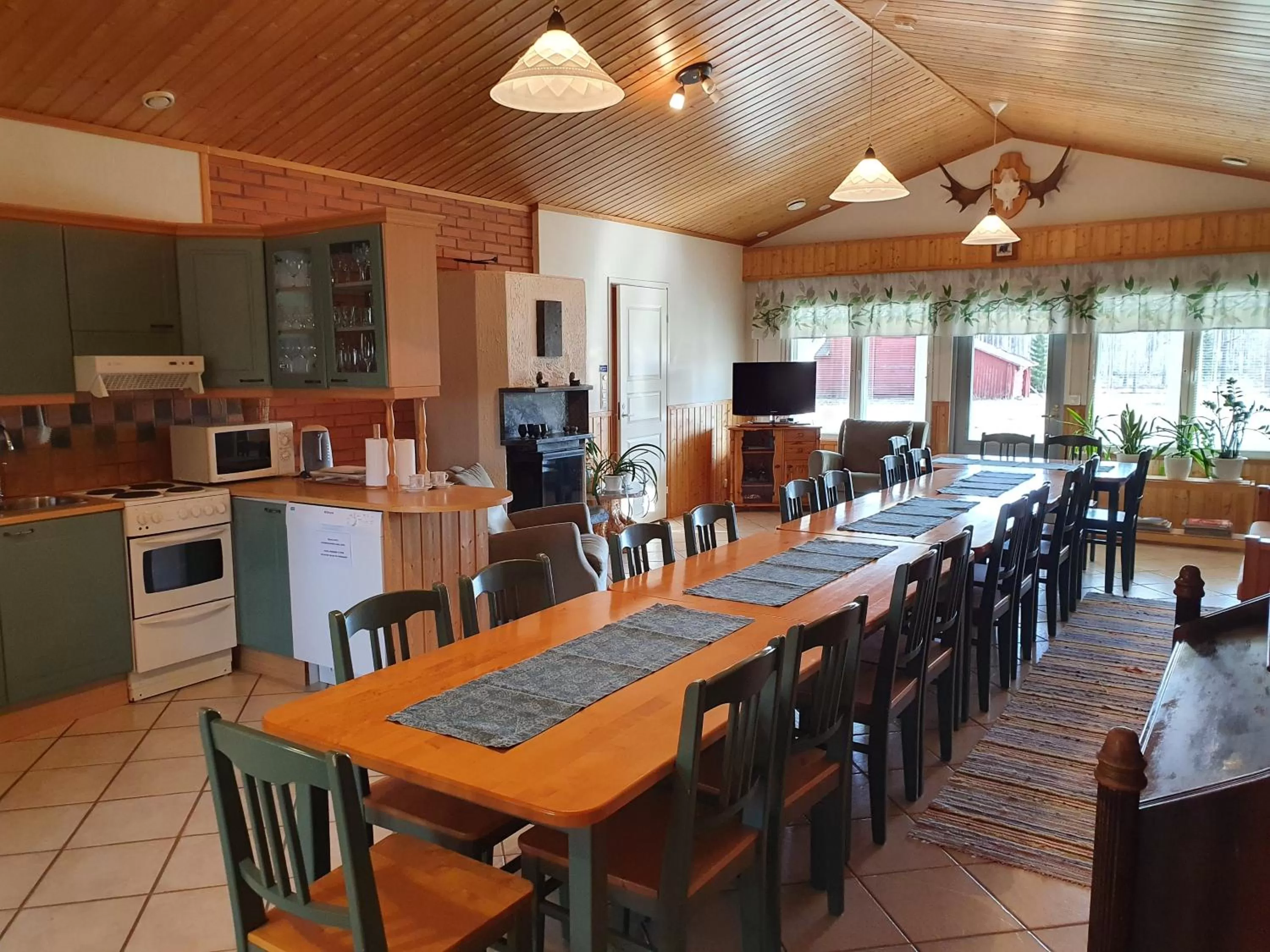 Communal kitchen in B&B Lomamokkila