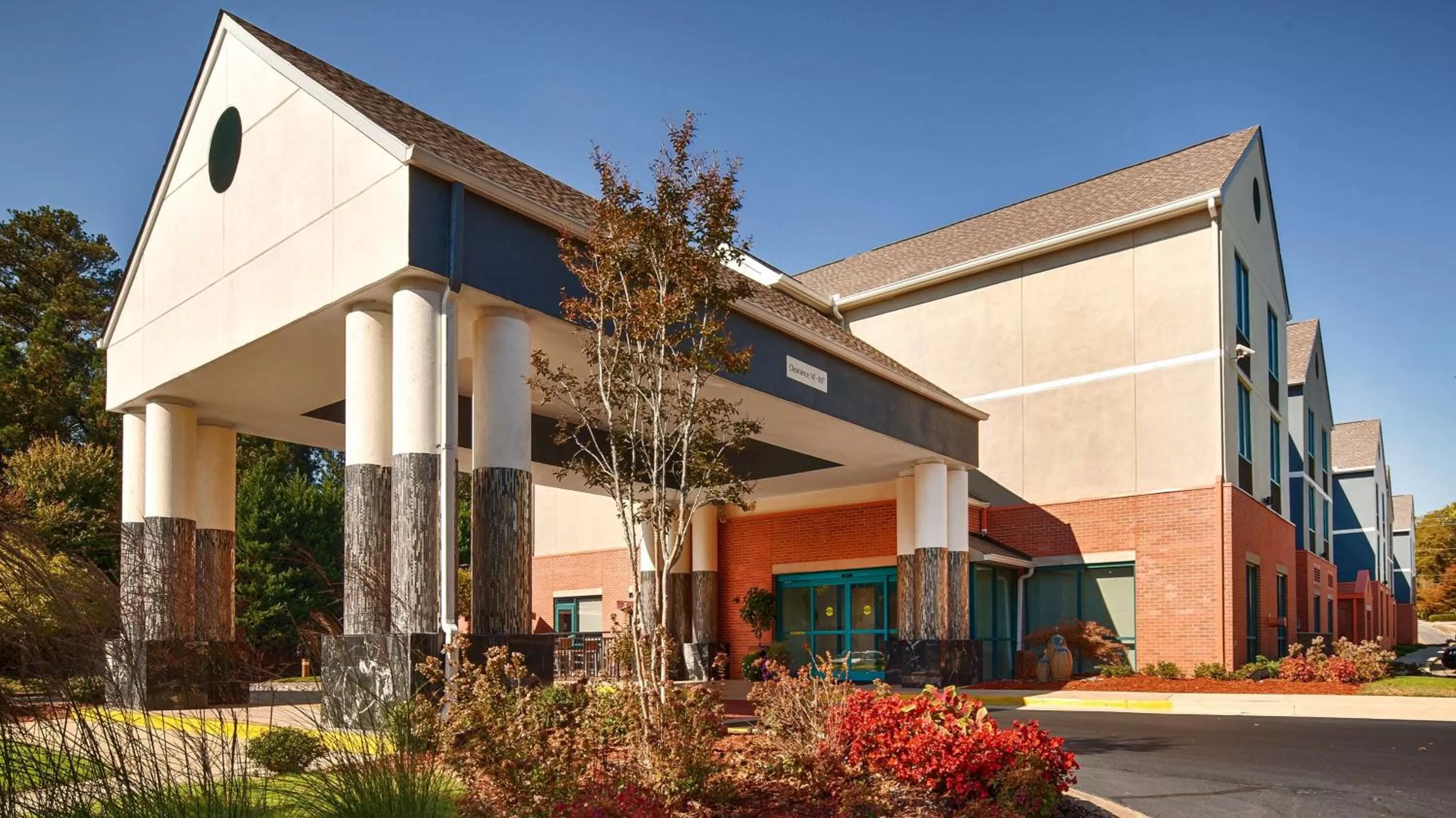 Property building in Best Western Plus Roswell/Alpharetta