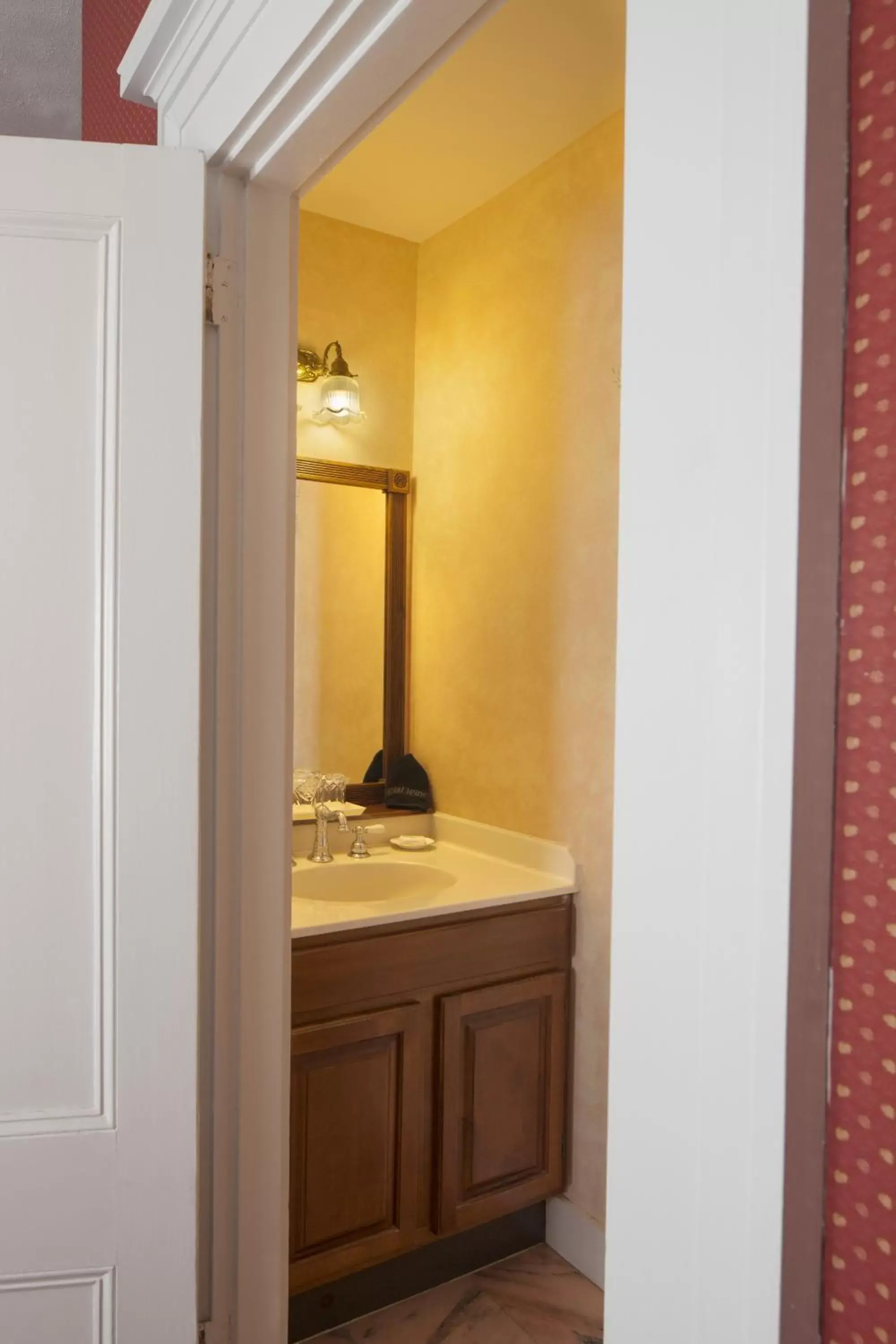 Traditional Queen Room in Isaiah Jones Homestead Bed and Breakfast Traditional Queen Room in Isaiah Jones Homestead Bed and Breakfast