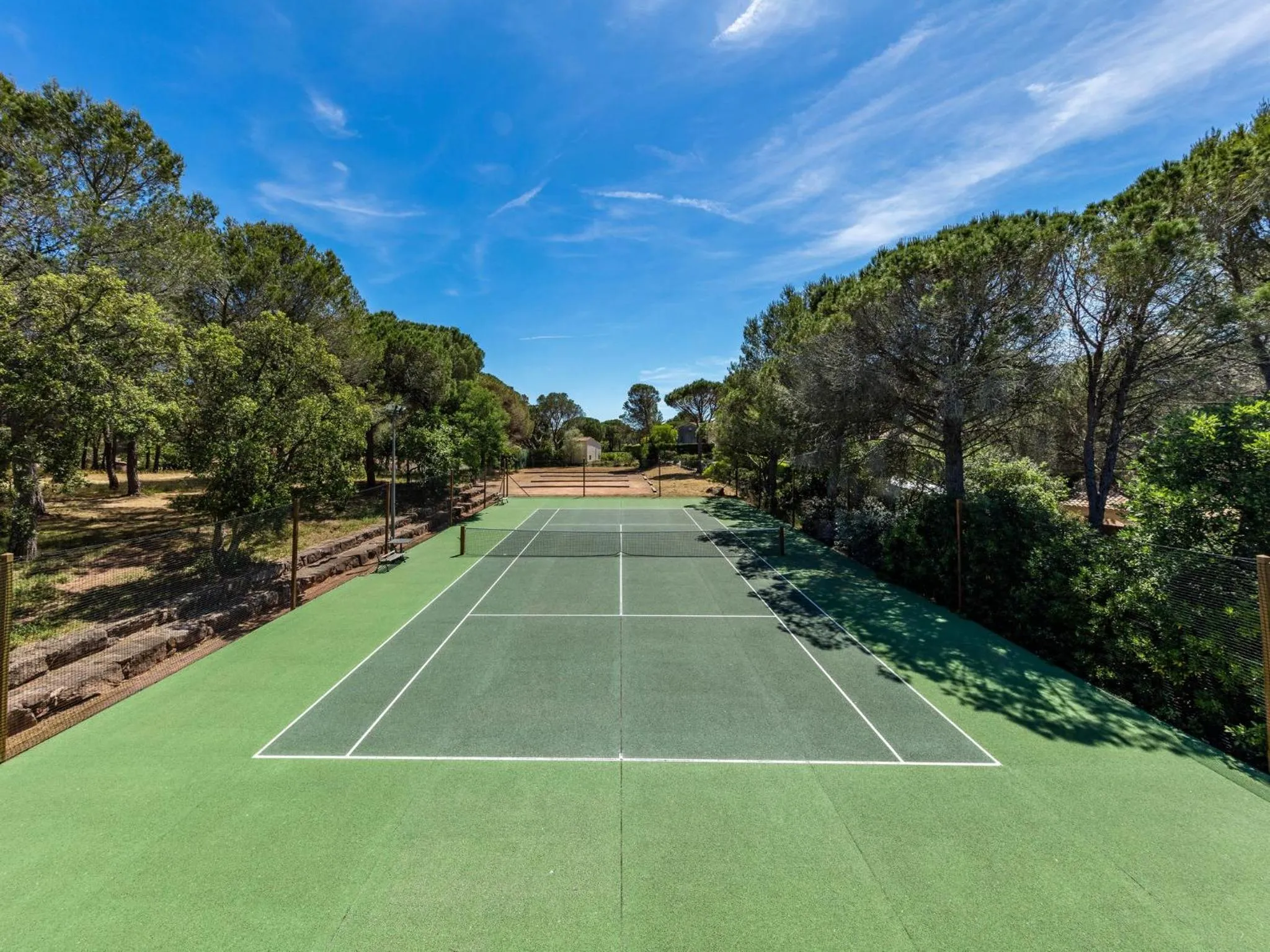 Tennis court in Garrigae Domaine de l'Esterel - piscine & SPA Cinq Mondes