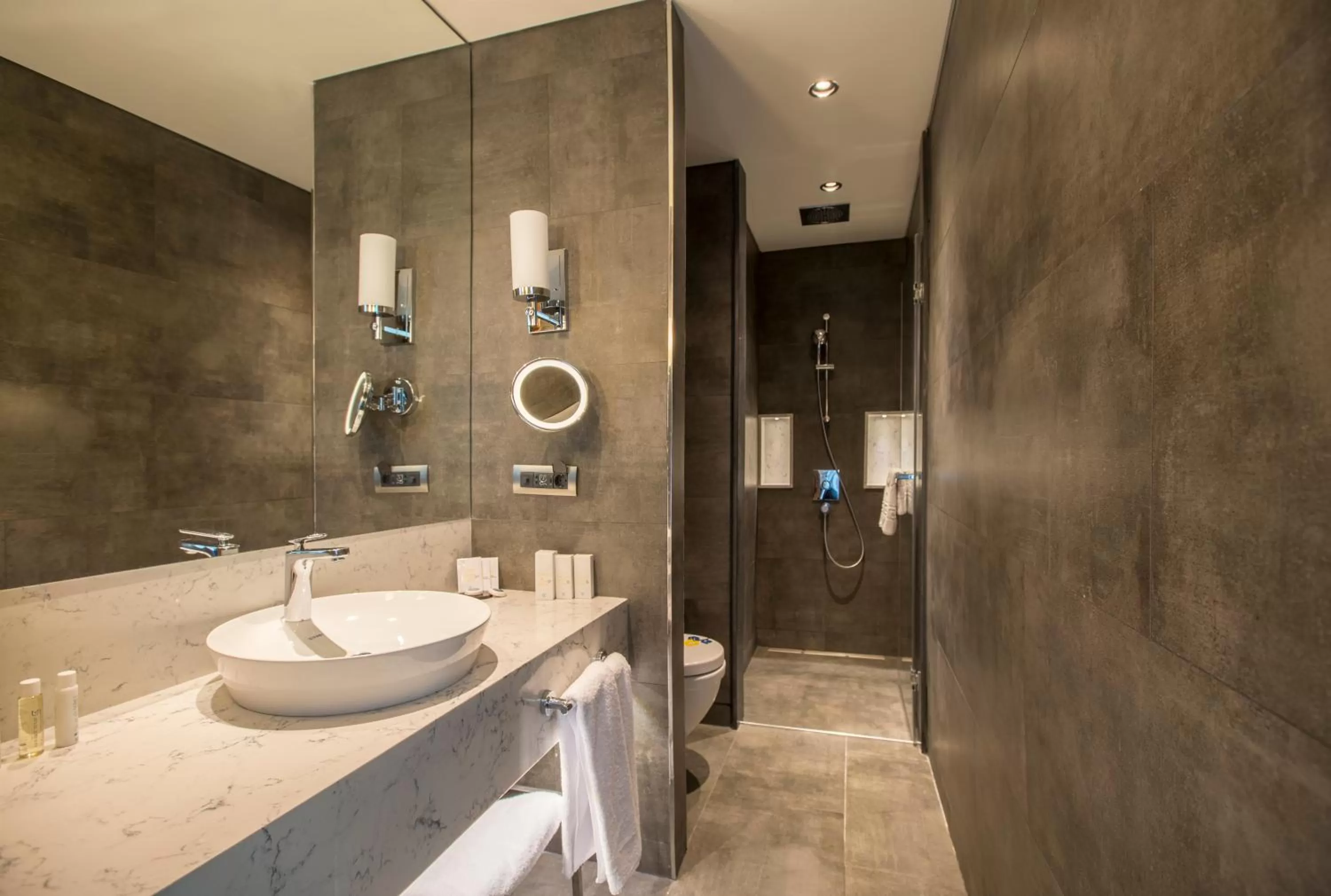 Shower in Golden Tulip Istanbul Bayrampasa