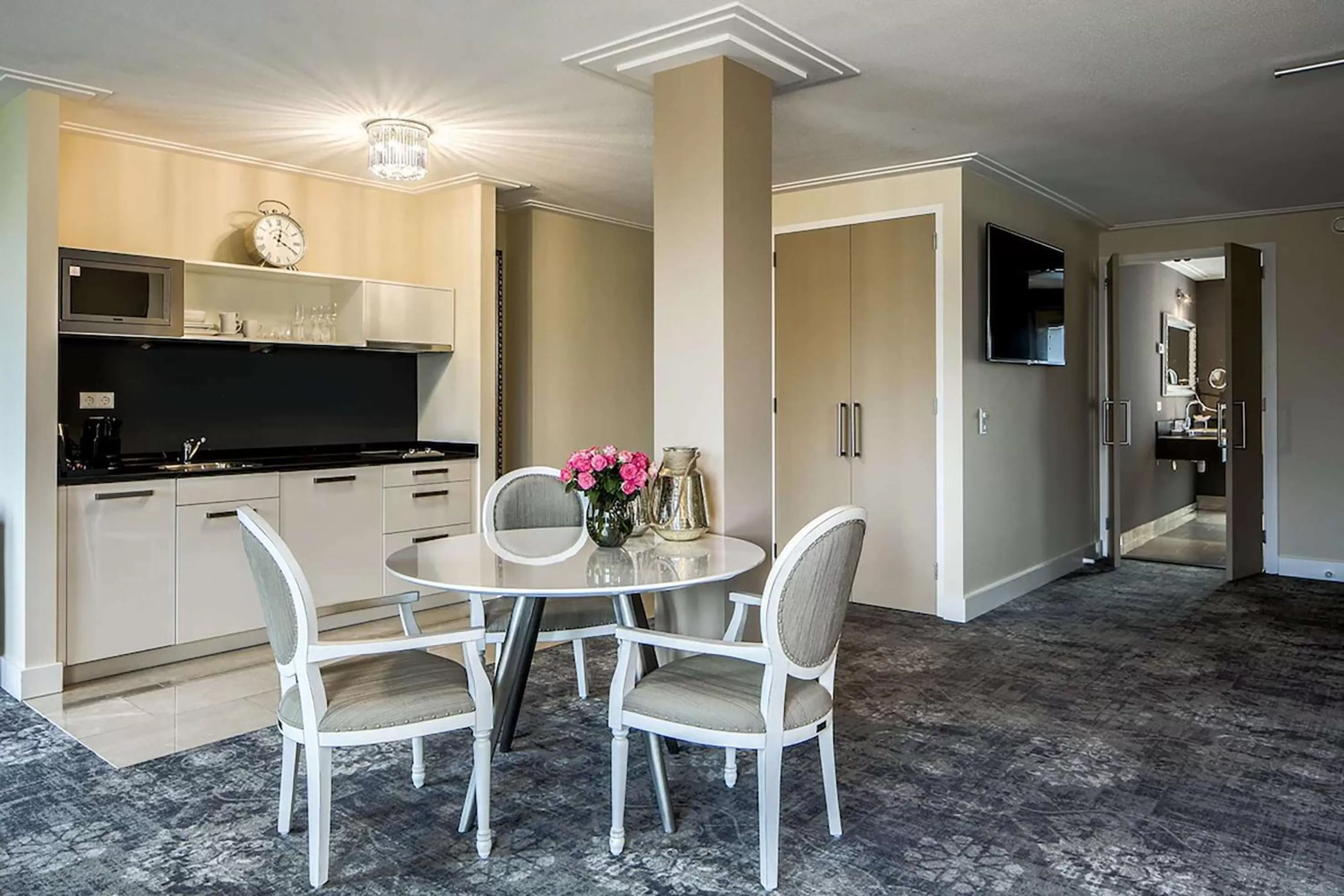 Kitchen or kitchenette, Dining Area in Luxury Suites Amsterdam