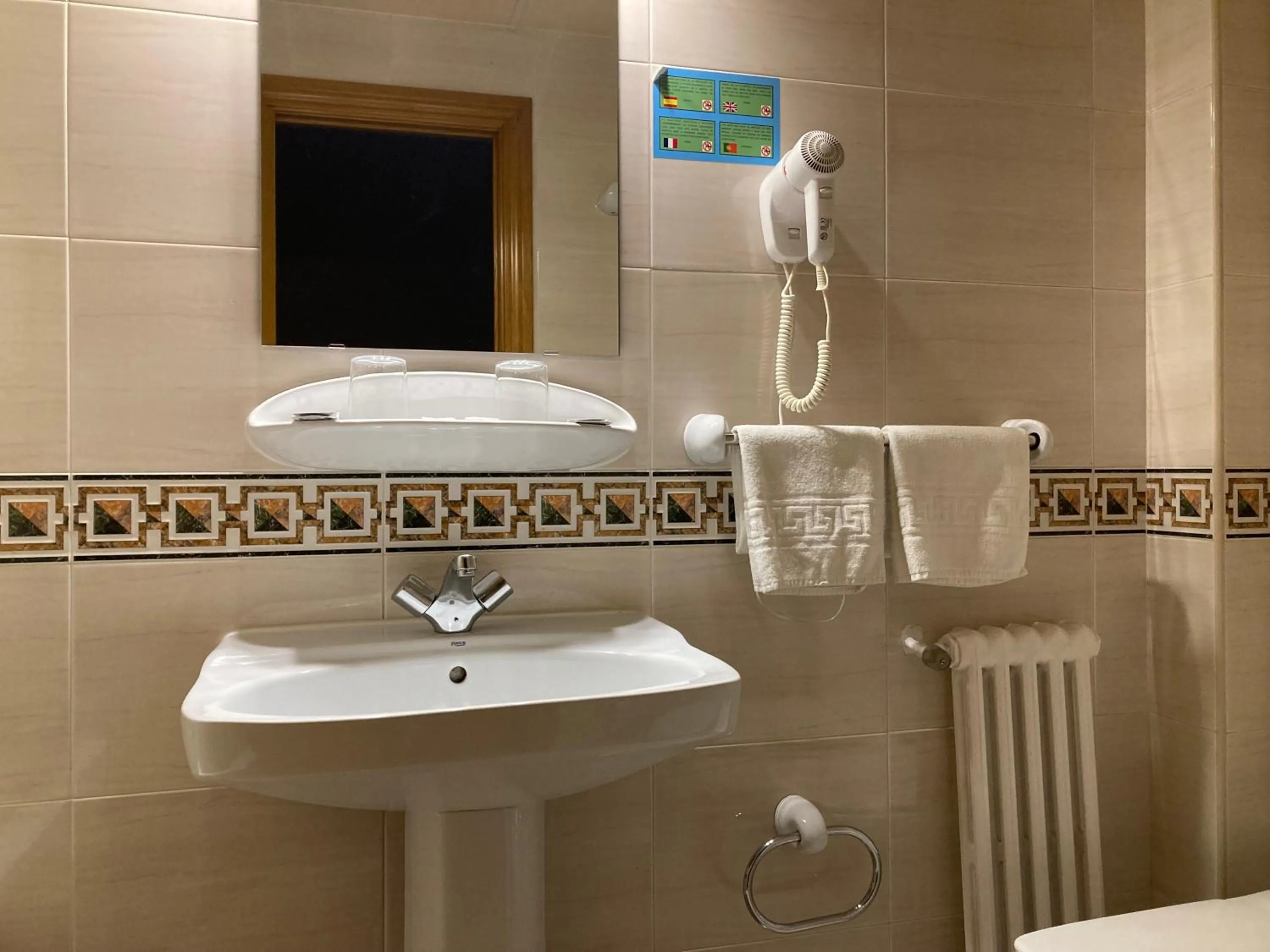 Bathroom in Hotel Condal