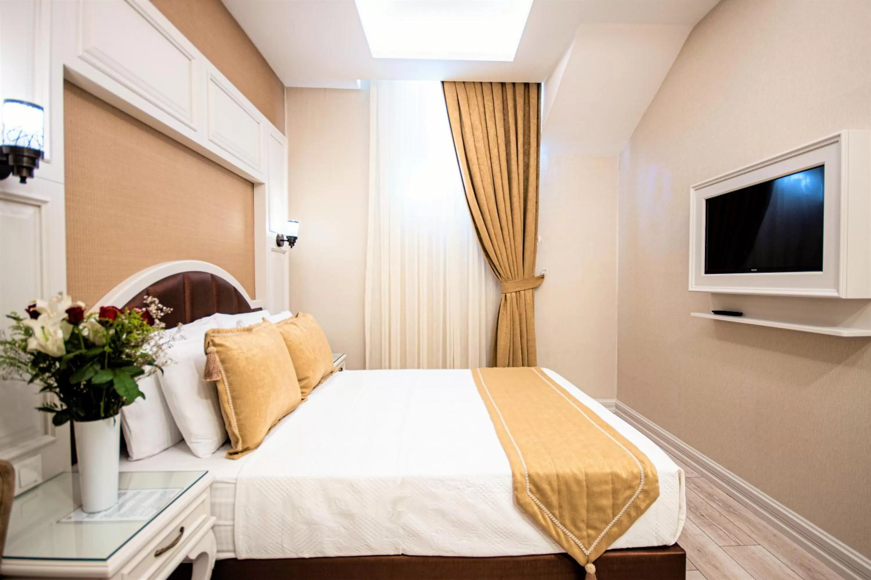 TV and multimedia, Bed in Boss Hotel Sultanahmet