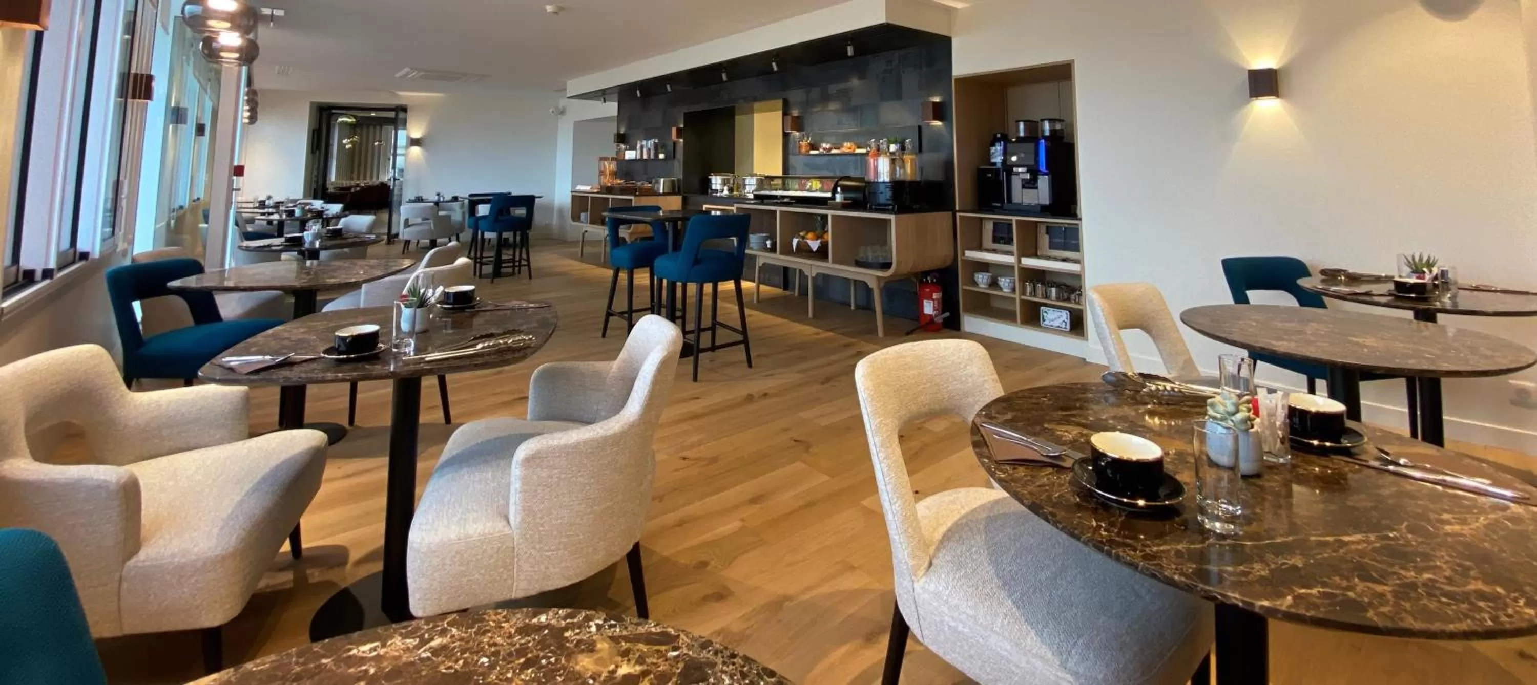 Breakfast, Lounge/Bar in Hôtel de la Plage - Saint Jean de Luz