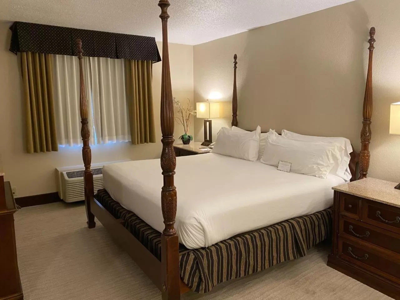 TV and multimedia, Bed in Wyndham Garden Warsaw