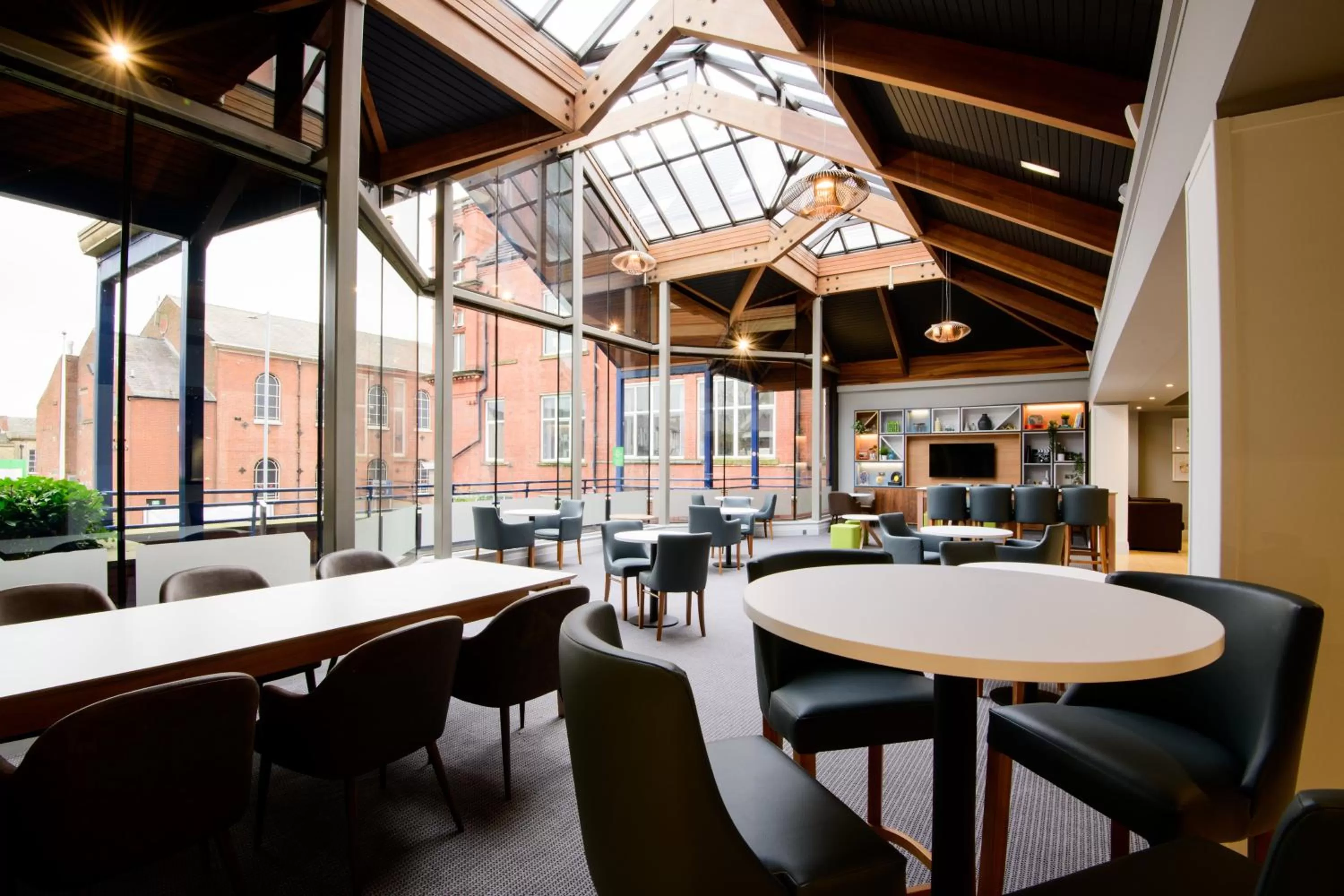 Lounge or bar in Holiday Inn Bolton Centre by IHG