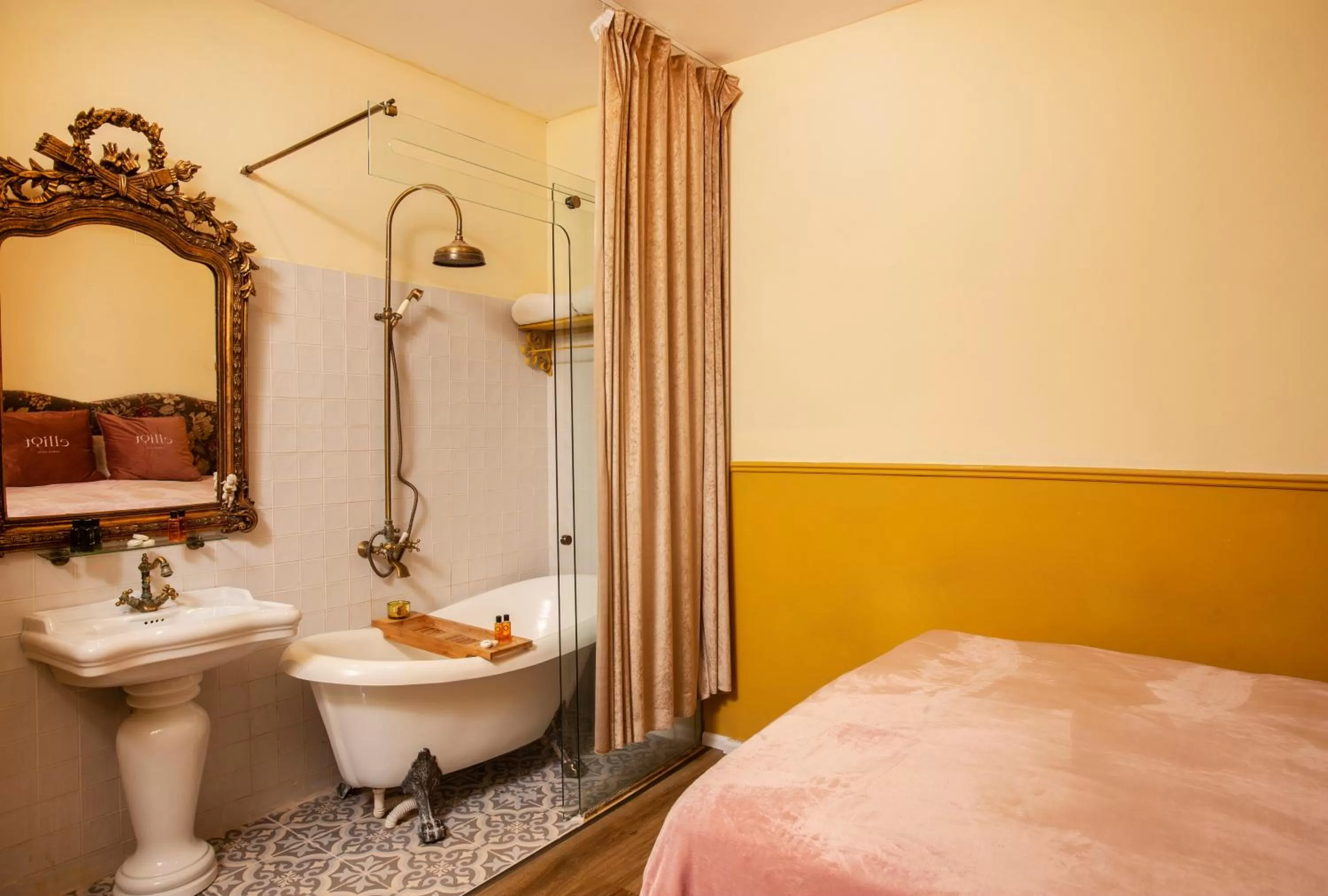 Shower in The Elliot - Adults only