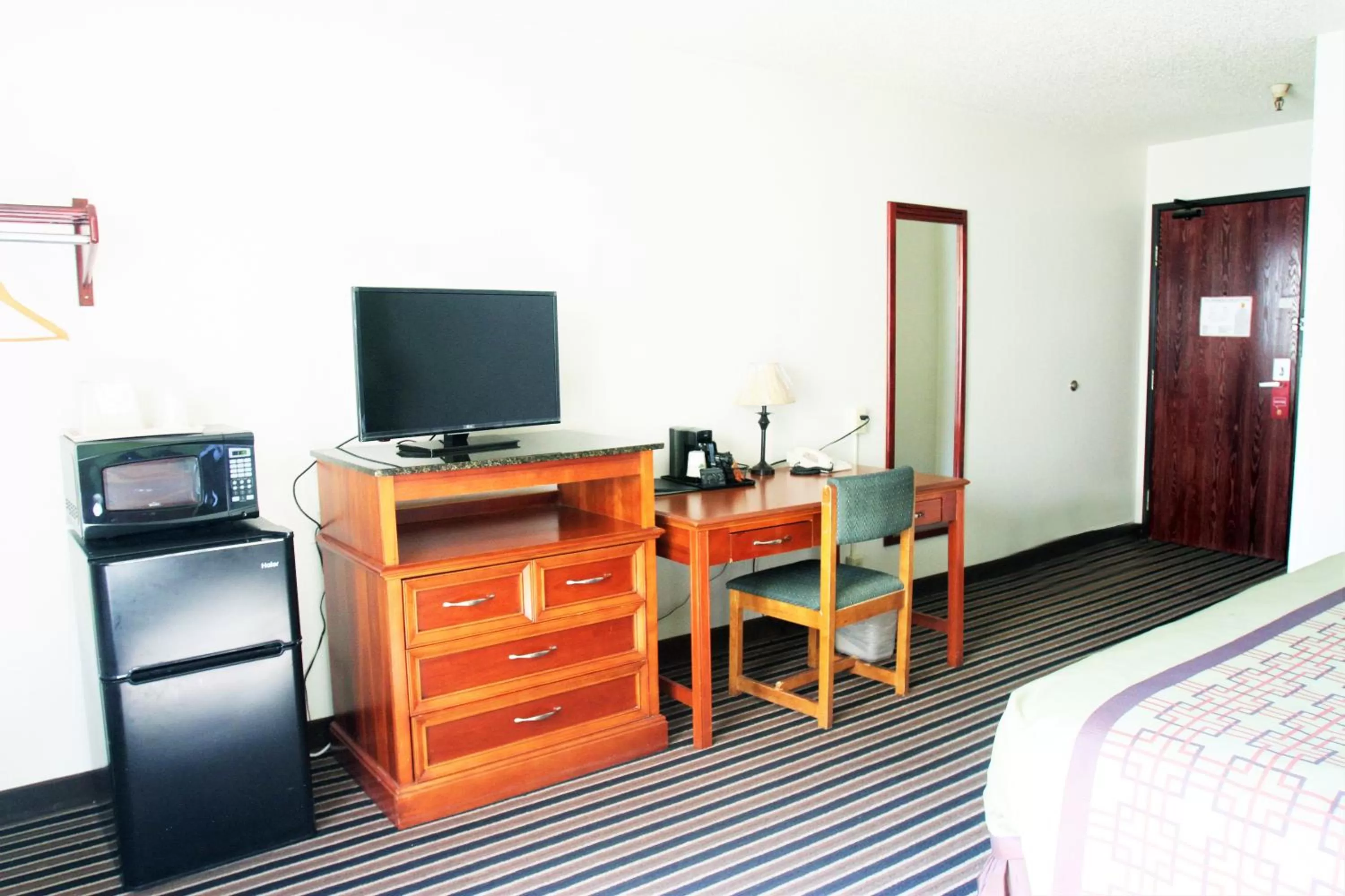 Coffee/tea facilities, Bed in Super 8 by Wyndham South Boston VA