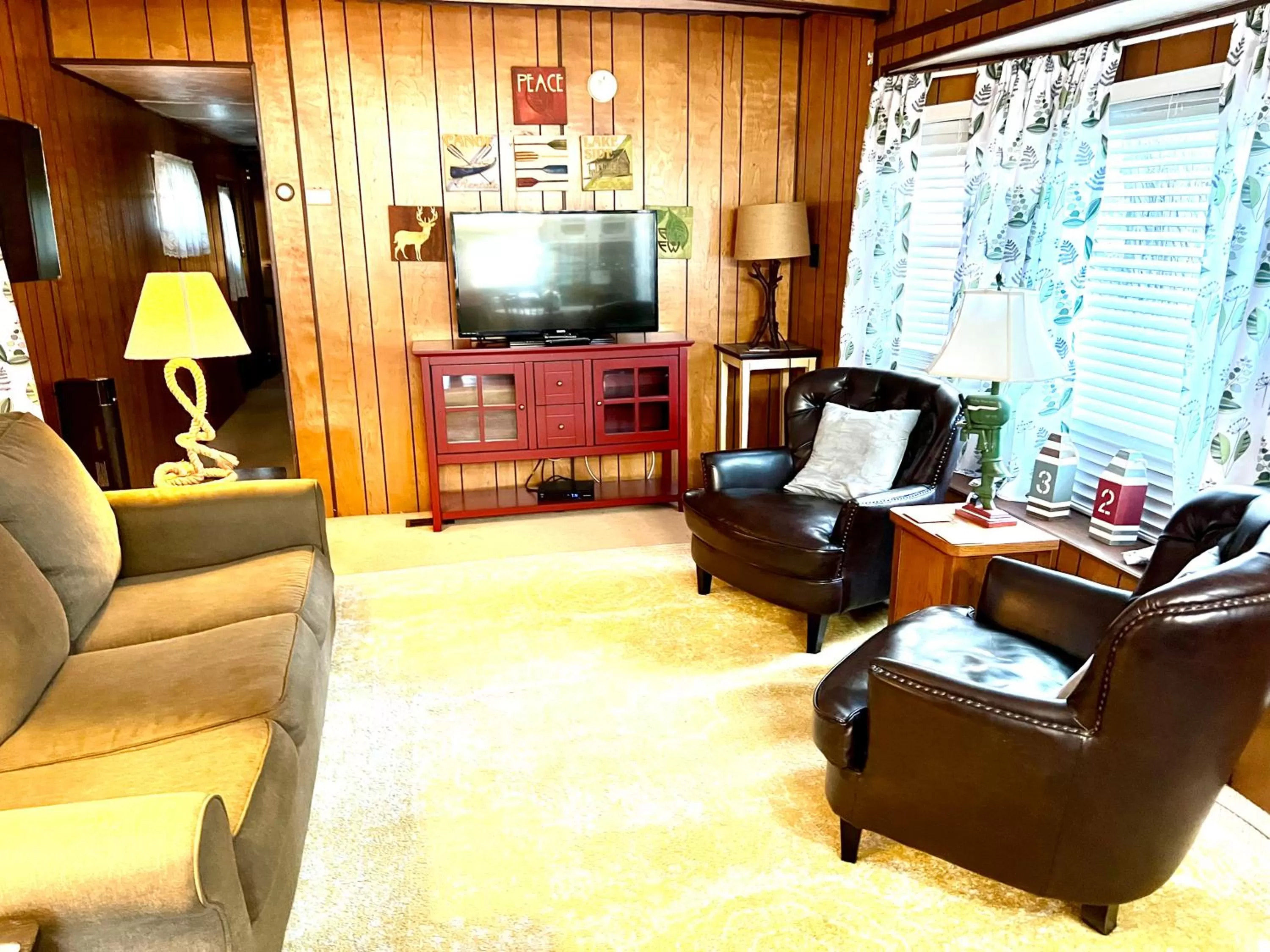 Living room in White Caps Motel and RV Park