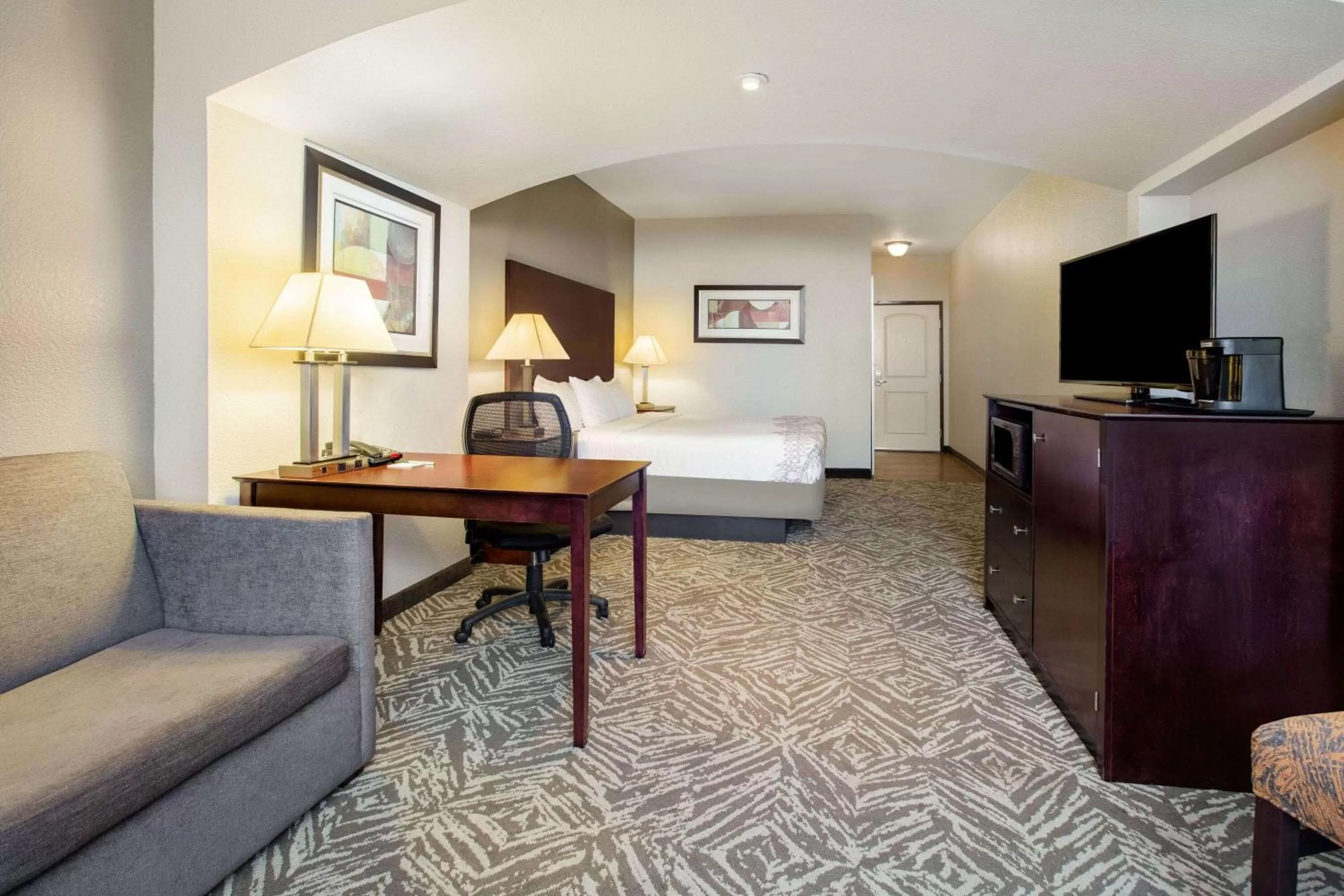 Photo of the whole room, Bed in La Quinta by Wyndham McKinney