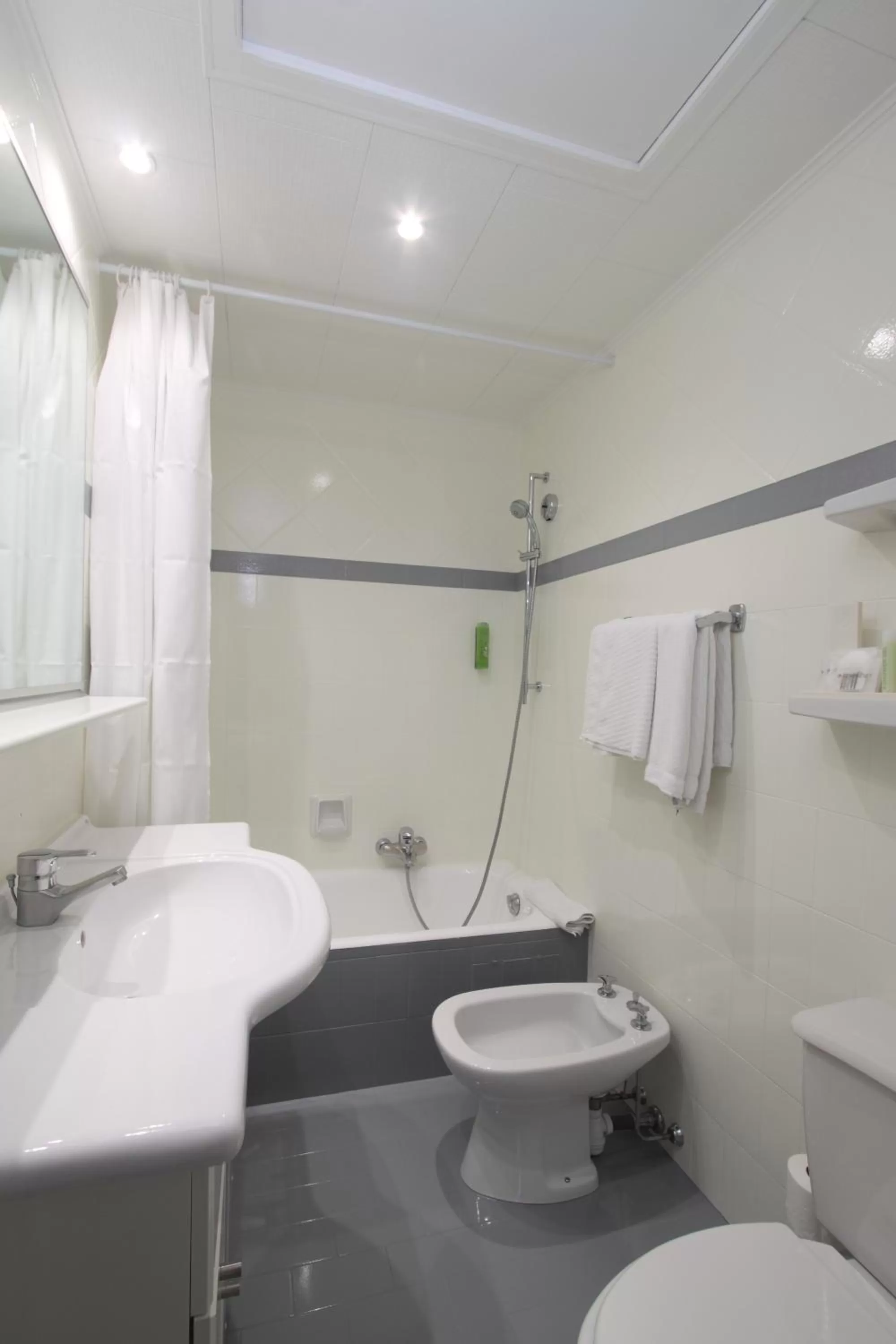 Shower in GOLDEN TULIP CANNES HOTEL de PARIS