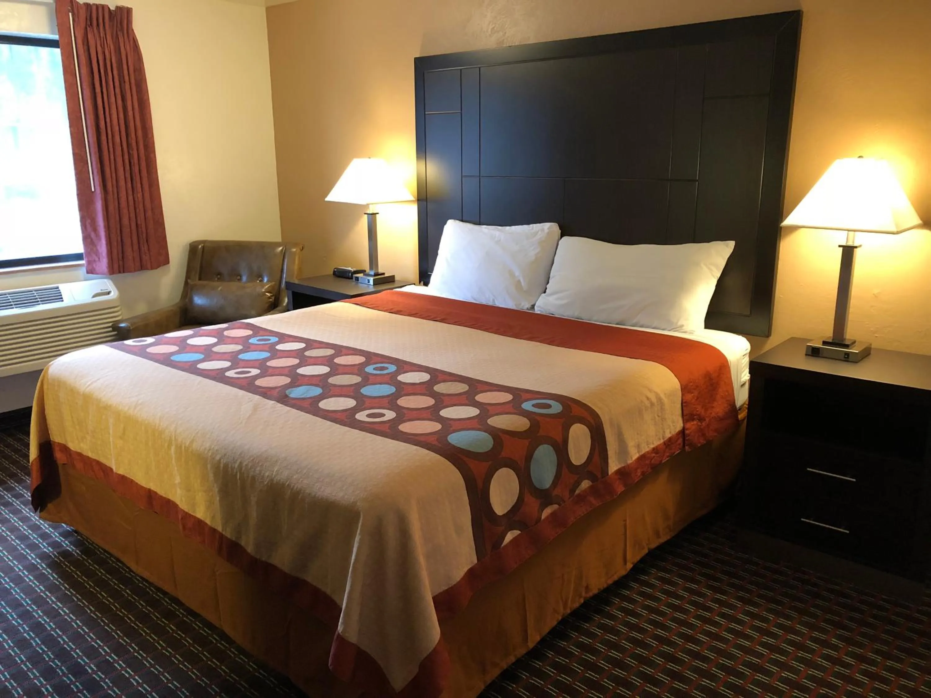 Bedroom, Bed in Super 8 by Wyndham Lacey Olympia Area