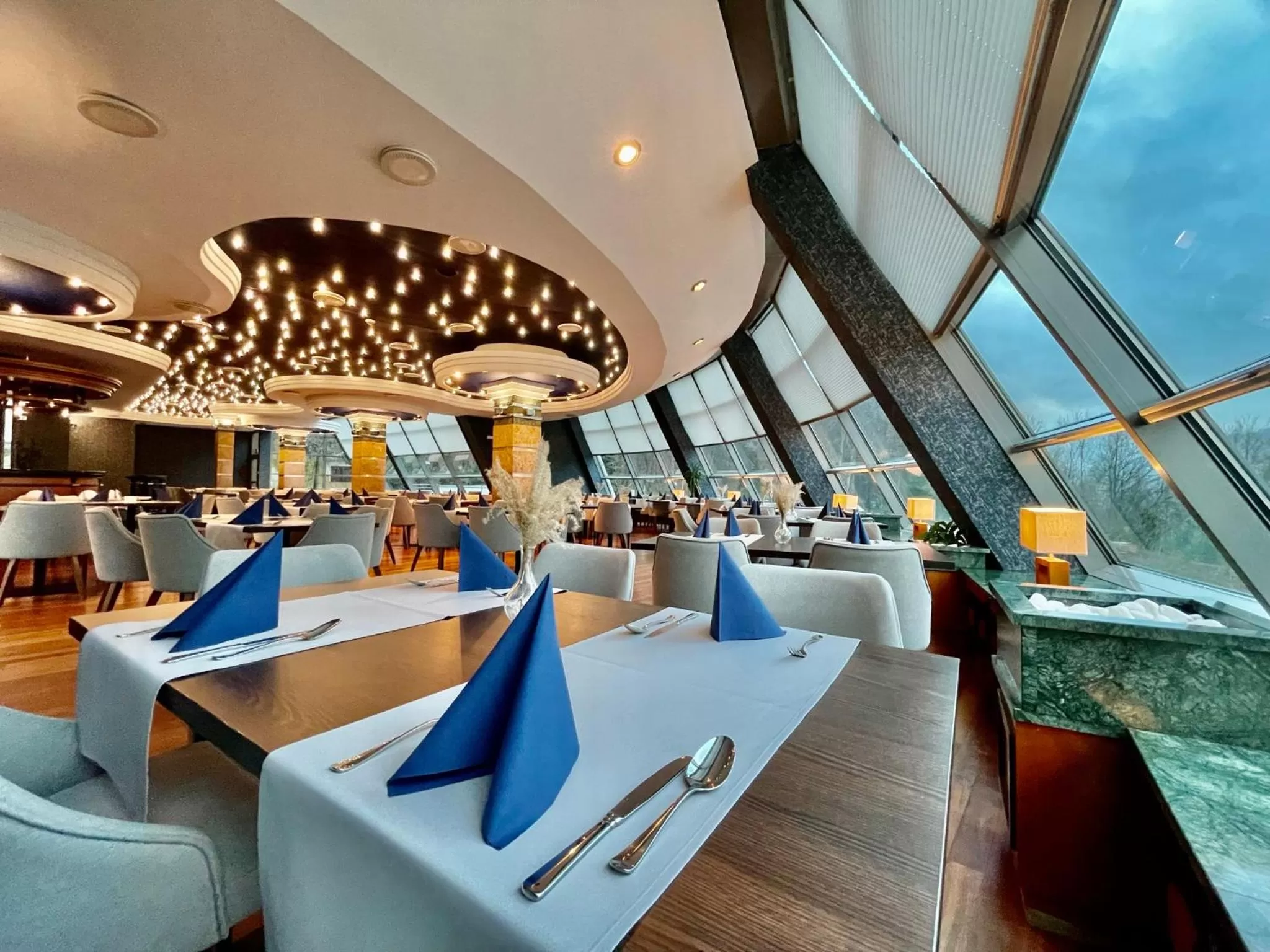 Restaurant/places to eat in Hotel Belweder