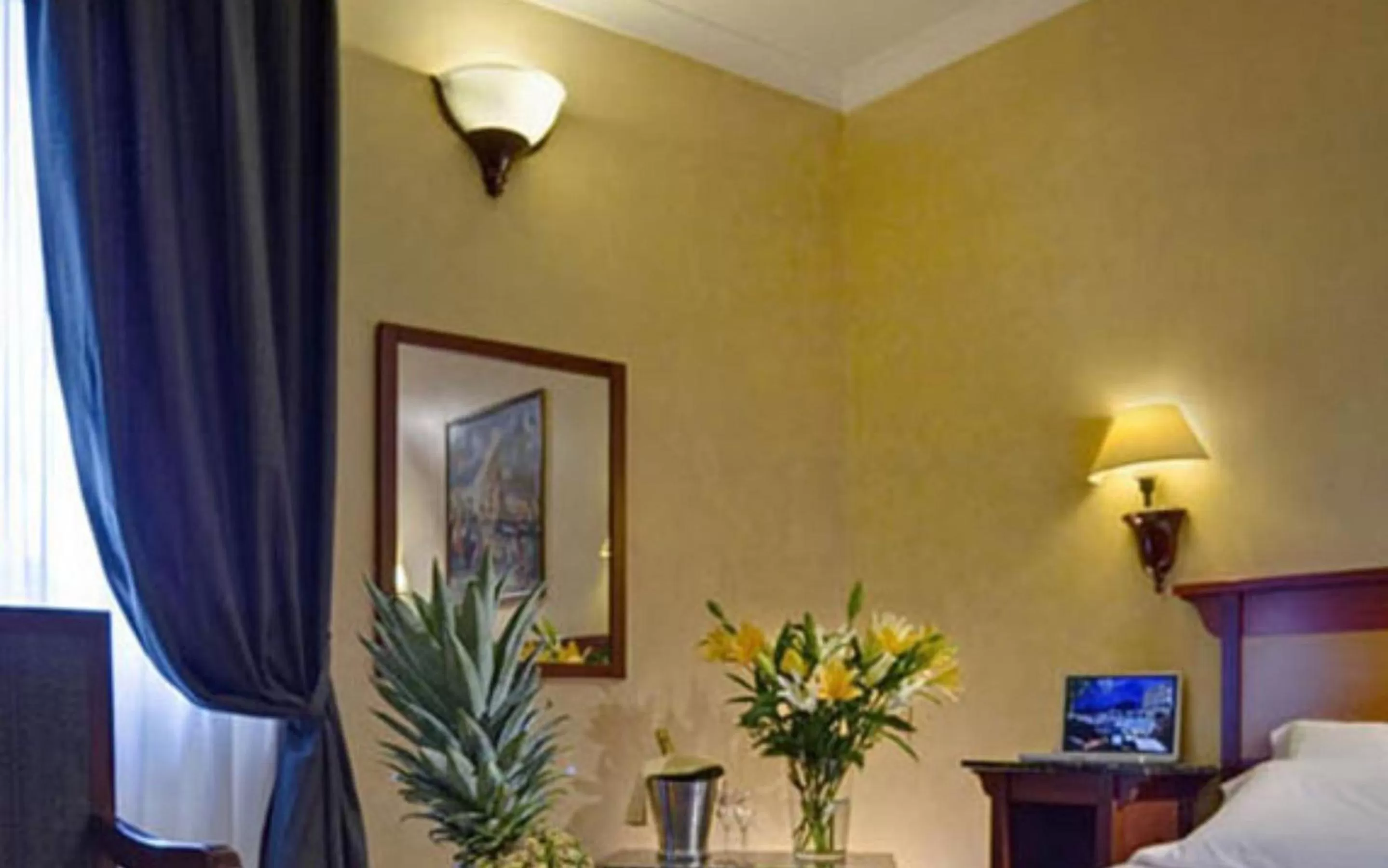 Photo of the whole room, Bed in Corona D'Italia