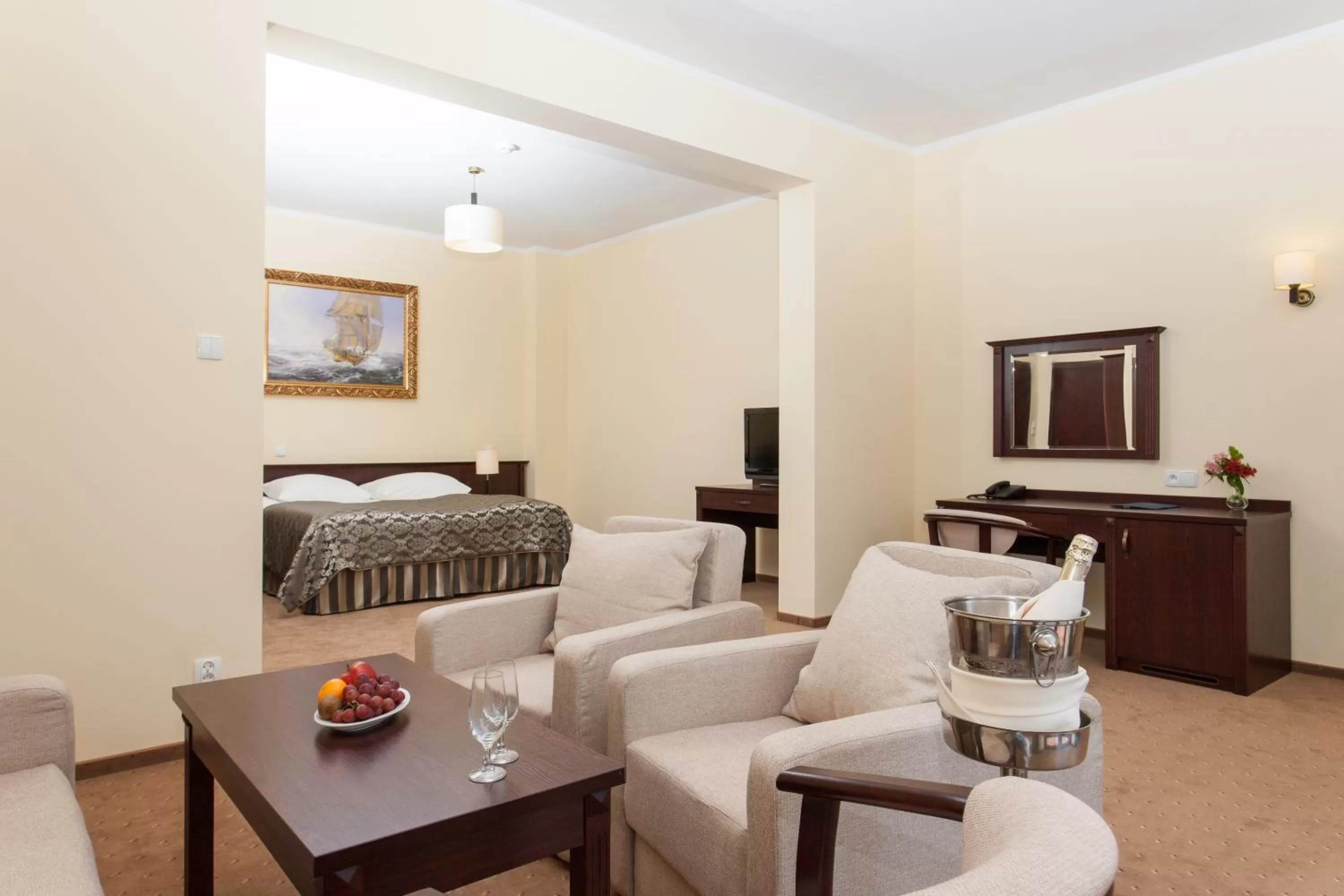 Living room, Bed in Hotel Robert's Port