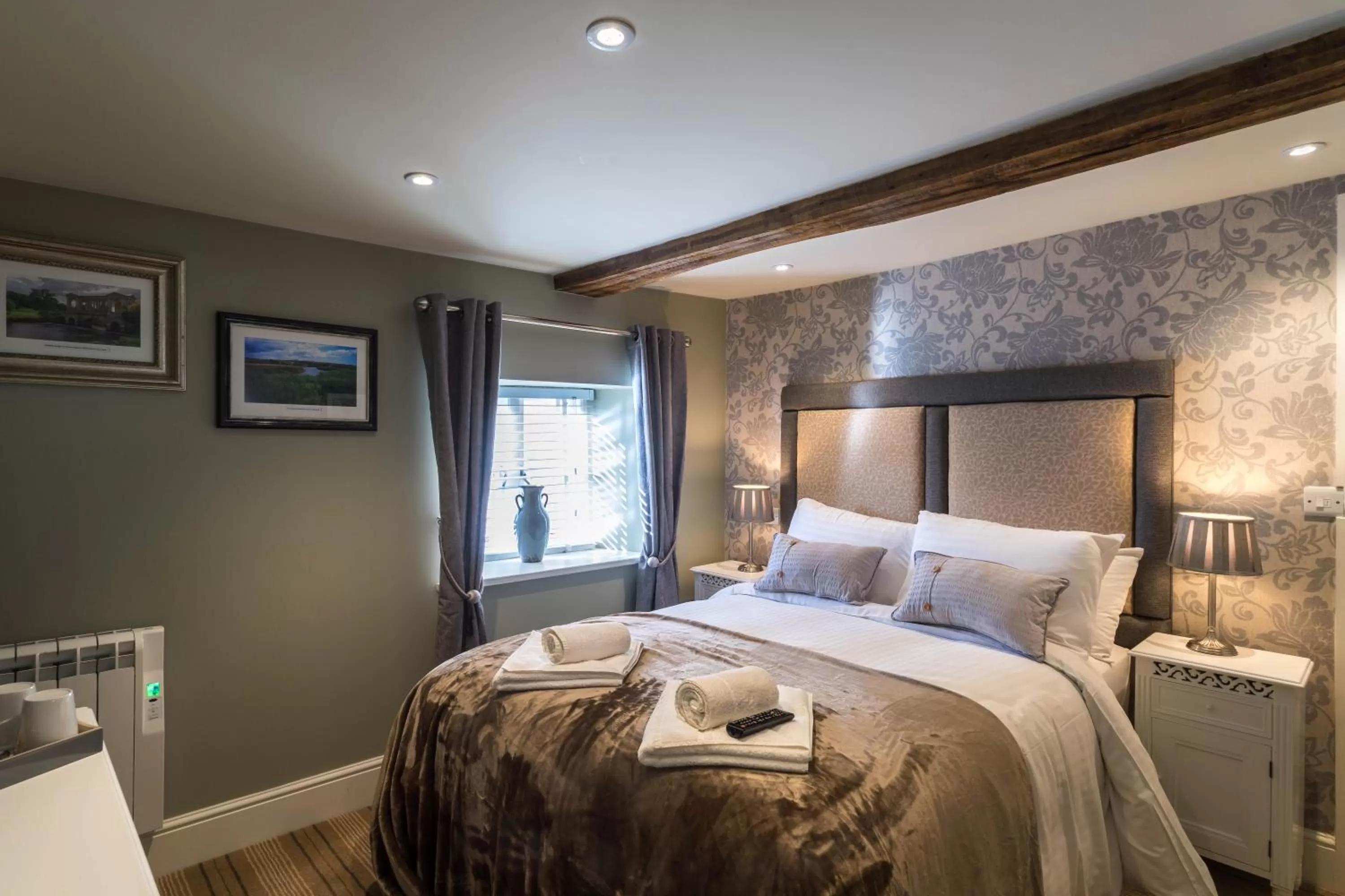 Bed in Greyhound Inn Wilton