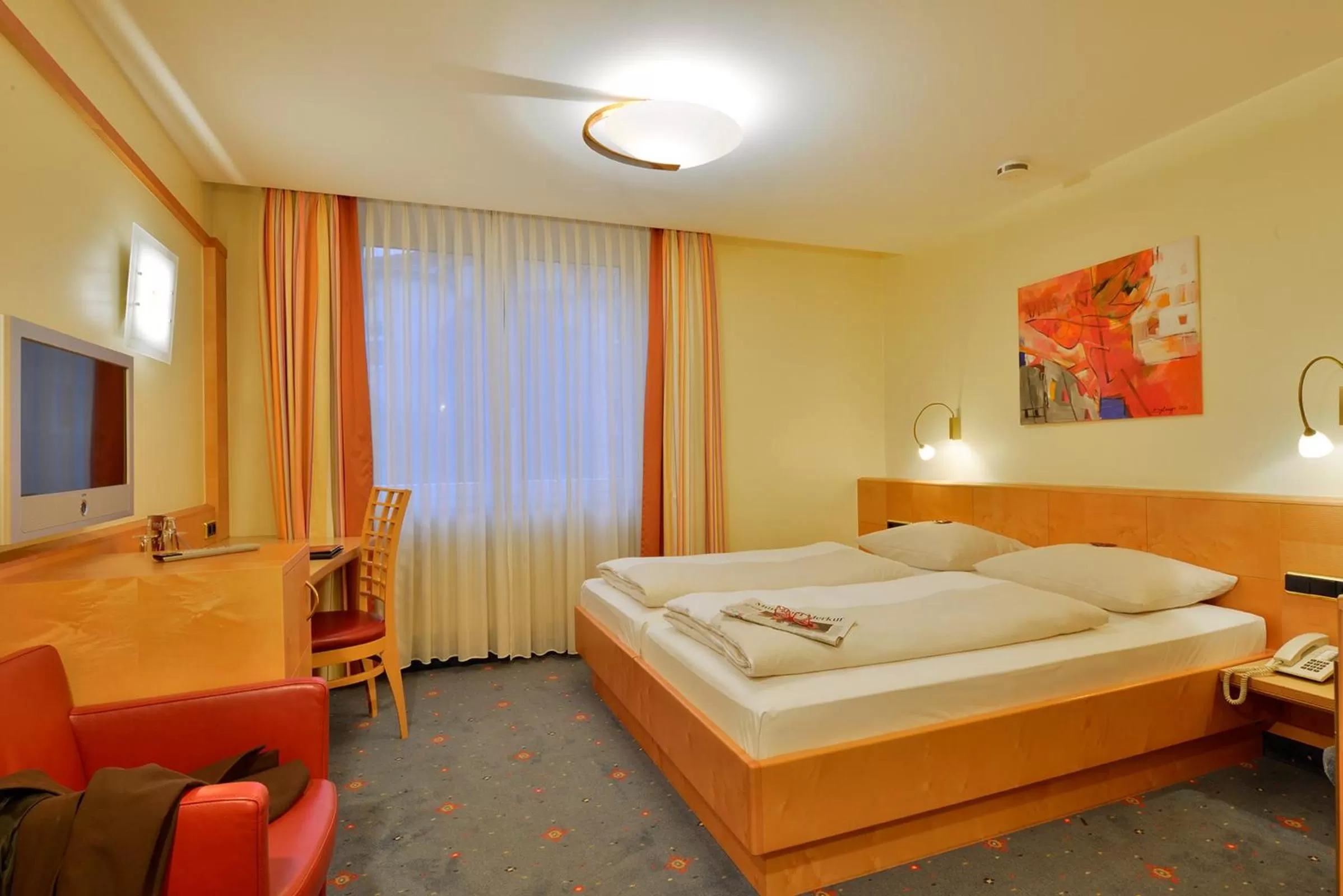 Photo of the whole room, Bed in Hotel Torbräu